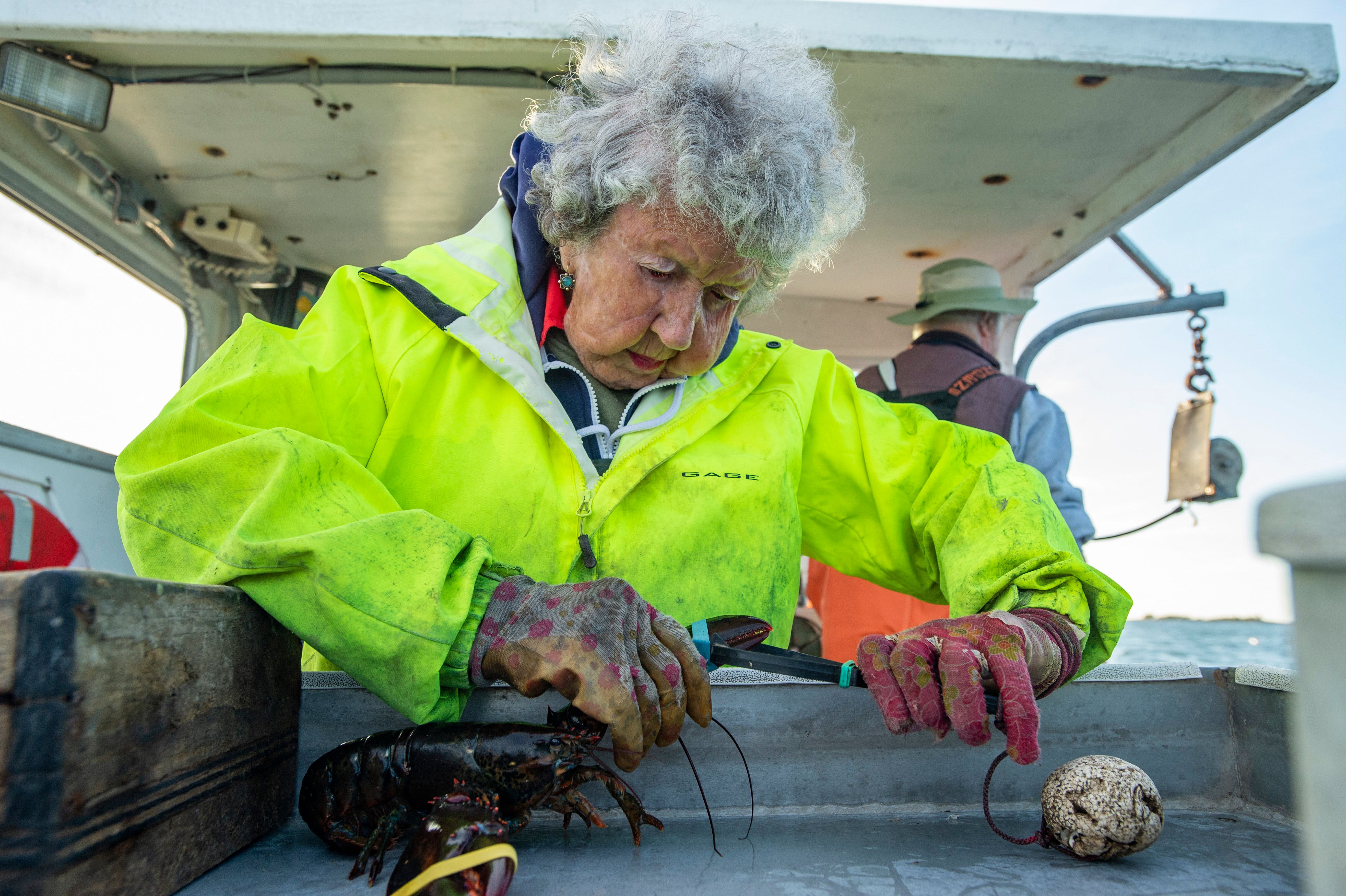 Over 90 years, a 104-year-old has been catching lobsters: "I refuse to retire."