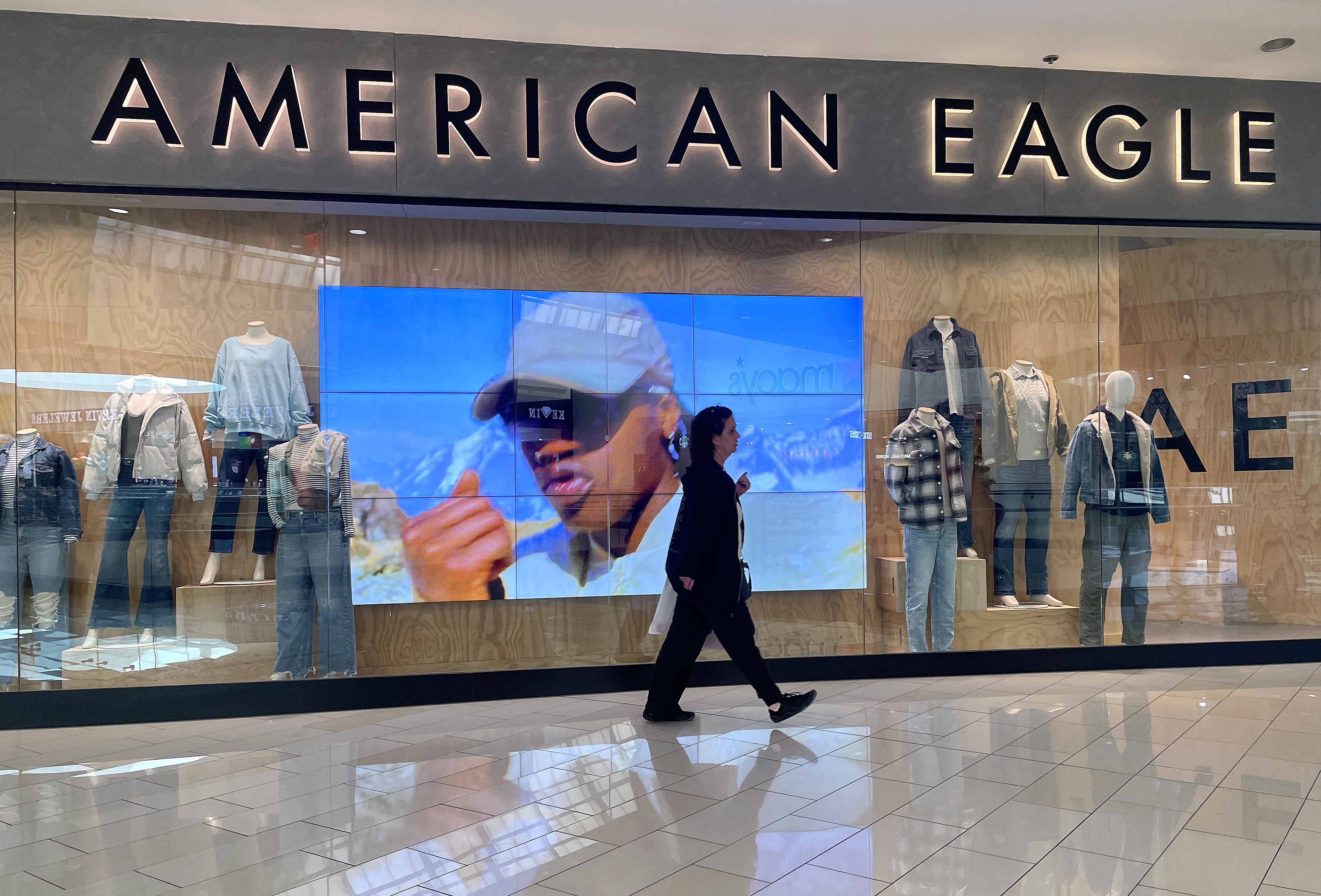 American Eagle's stock price drops 13% due to poor holiday sales forecast