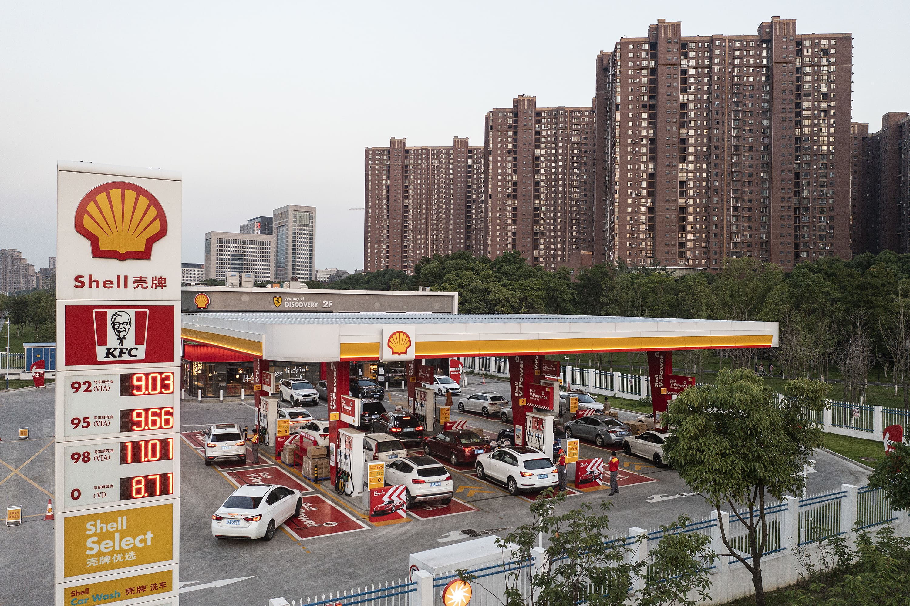 Shell CEO predicts strong demand for oil and gas in China despite growth in EV charging stations.