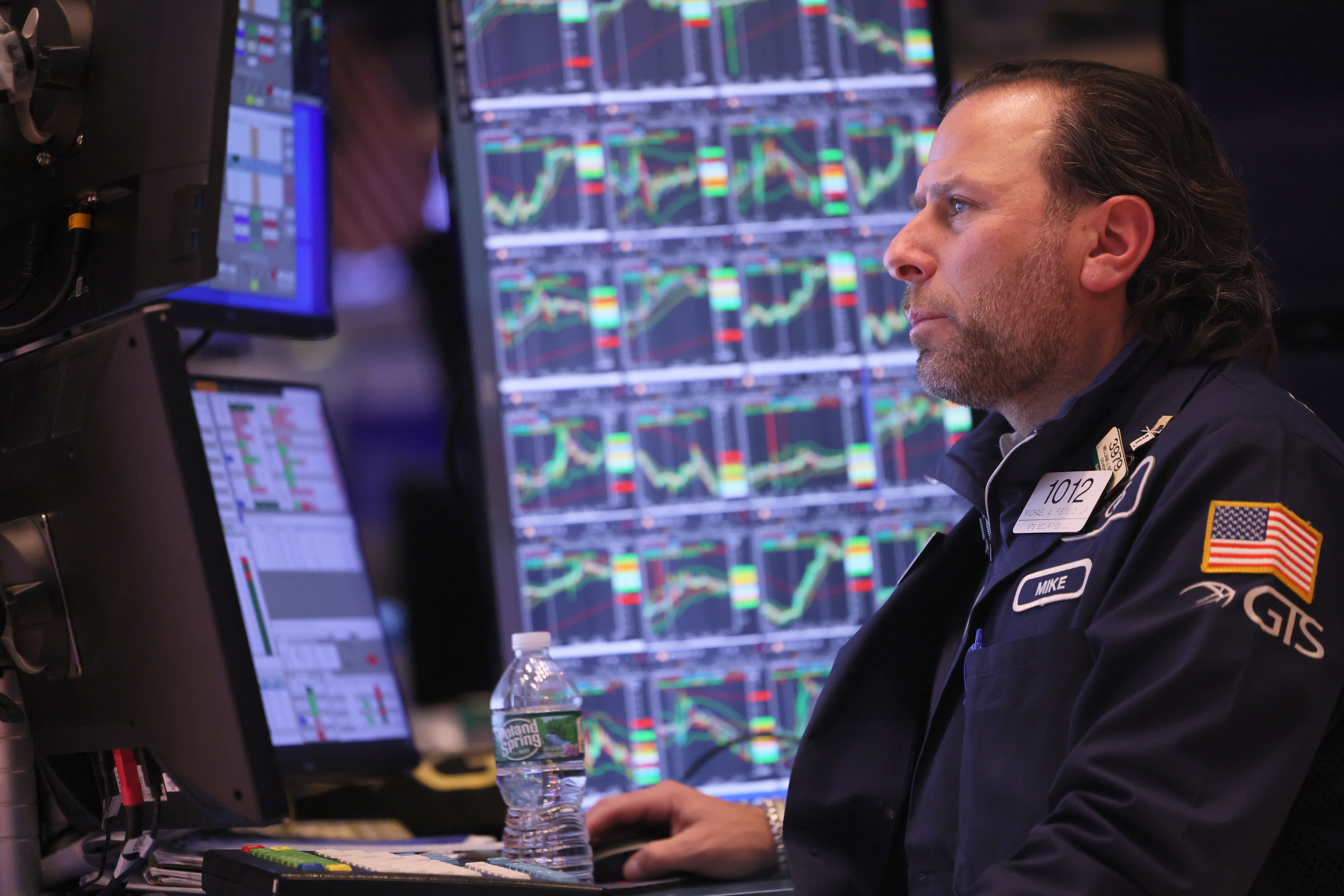Traders anticipate the Fed's rate decision, causing a decrease in the 10-year Treasury yield.