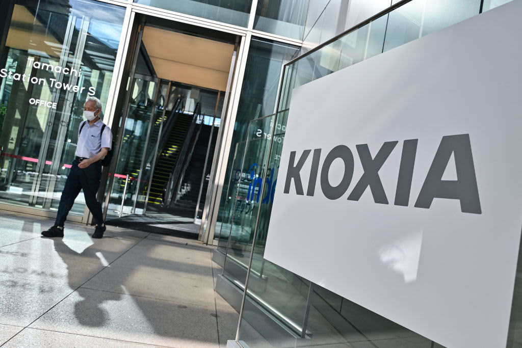 Kioxia's Tokyo debut sees a slight increase in share price following an $800 million IPO.