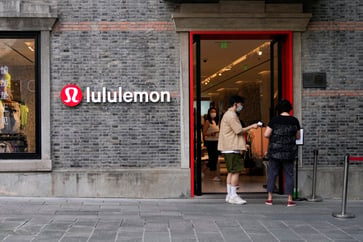 Lululemon's North American sales remain flat, and the company provides lackluster forecast for the current quarter.