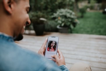 A recent survey reveals that 93% of singles desire to be in a successful relationship, but they find dating challenging. Four behaviors that raise "red flags" were identified.