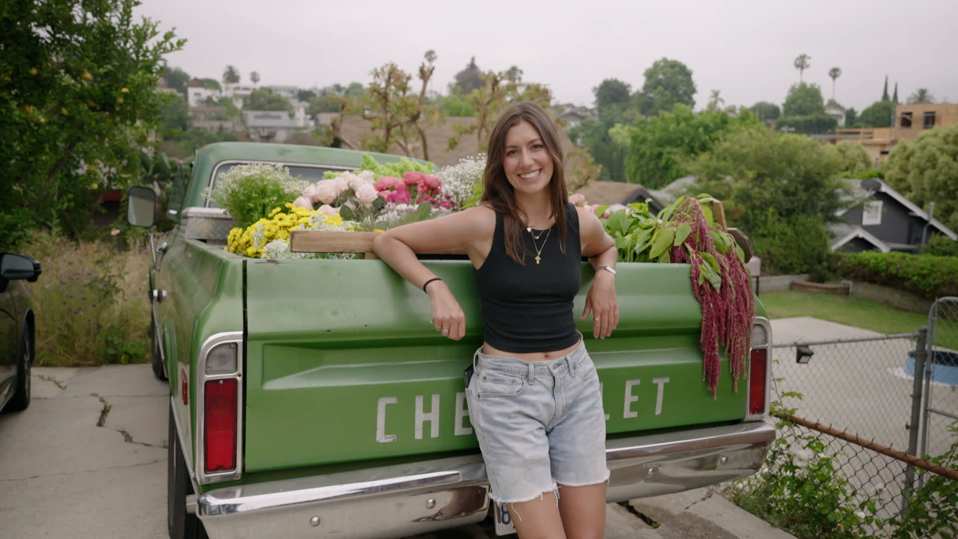 A 29-year-old woman left her job to sell flowers from a truck, now earns up to $16,000 monthly.