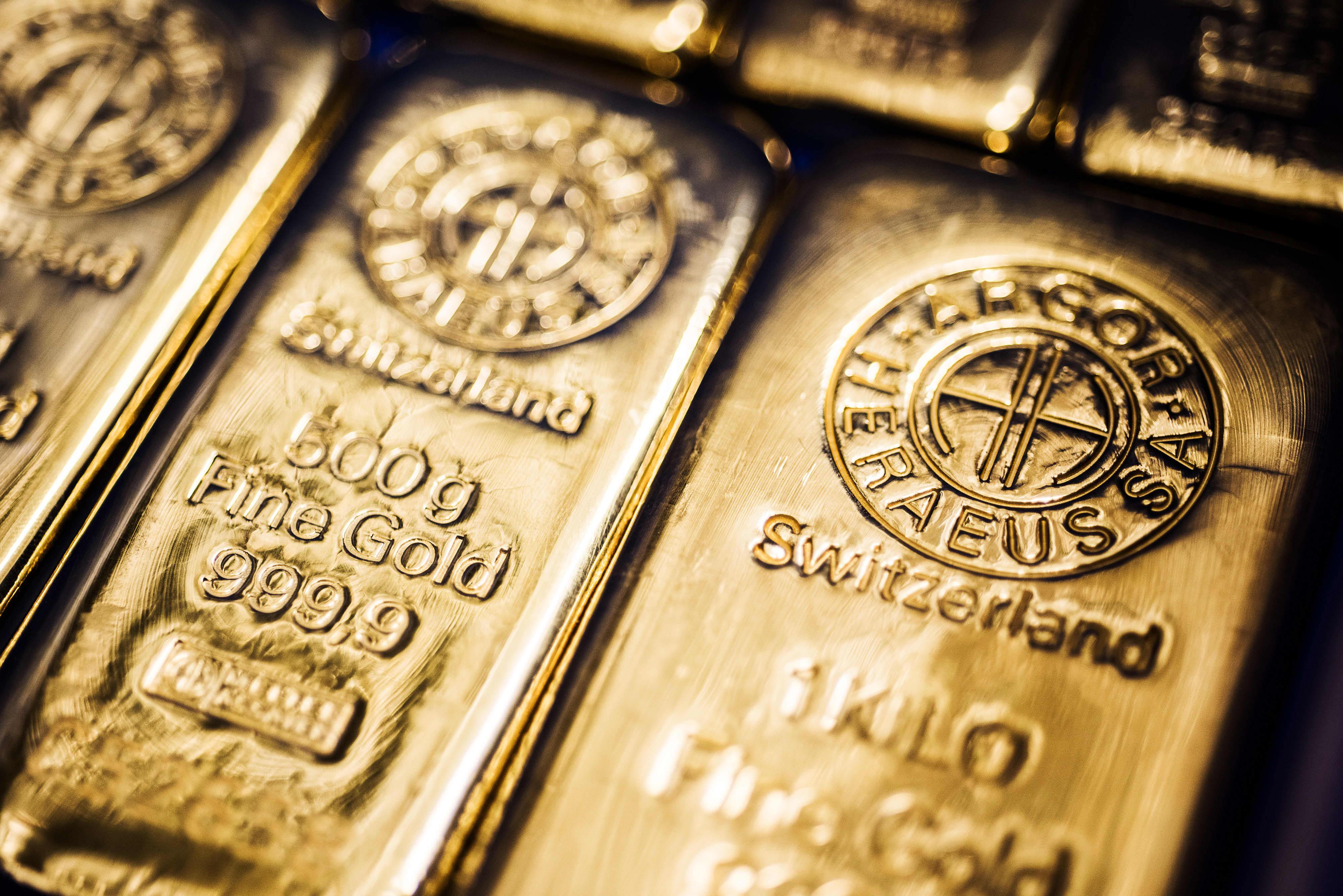 The conflict in Ukraine triggers sharp moves in the prices of gold and palladium.