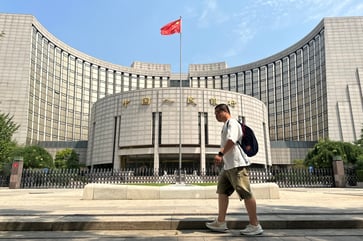 The People's Bank of China maintains its medium-term loan rate despite the depreciation of the yuan.