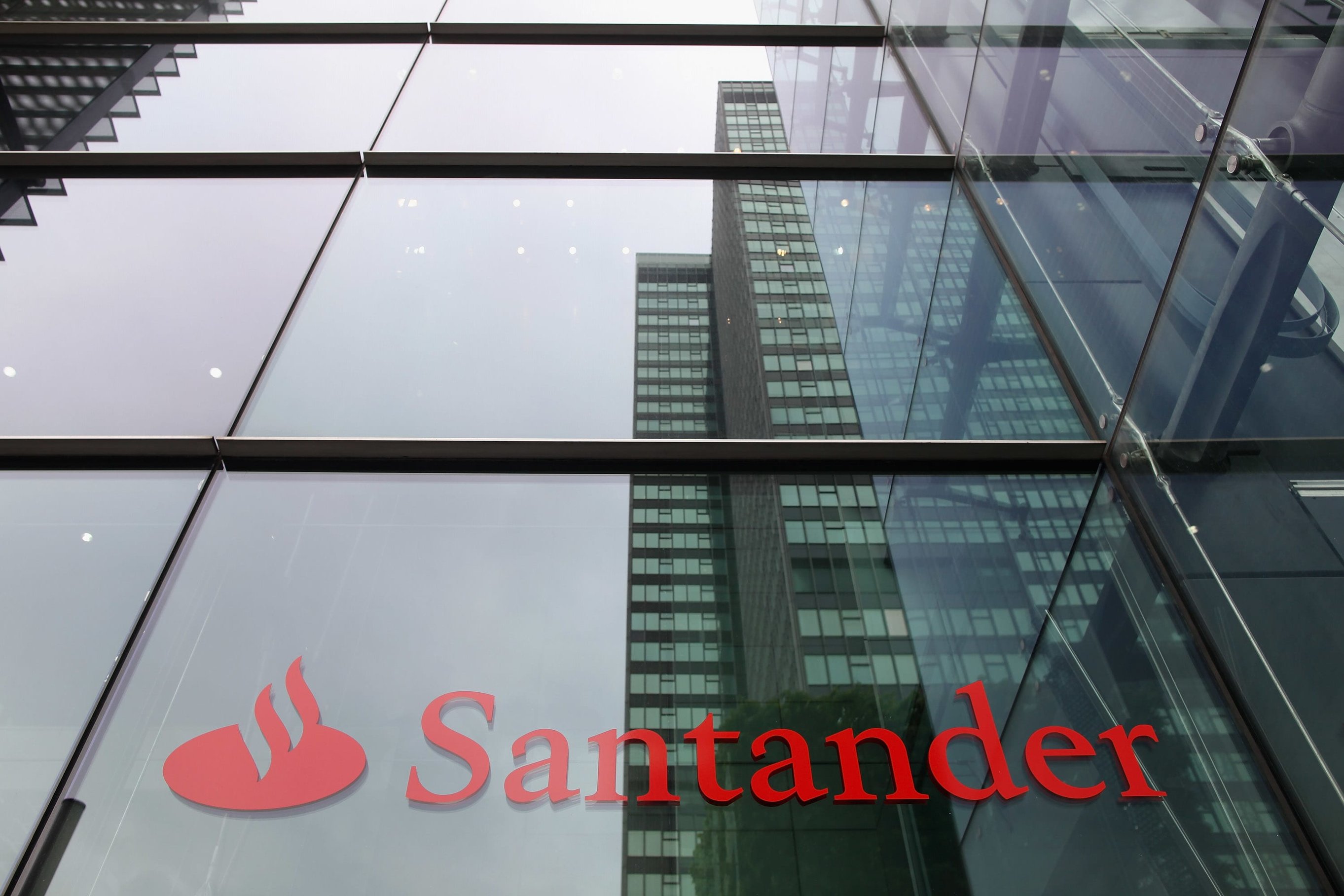 Spain's Santander reports a 20% increase in net profit due to the success of its retail business.