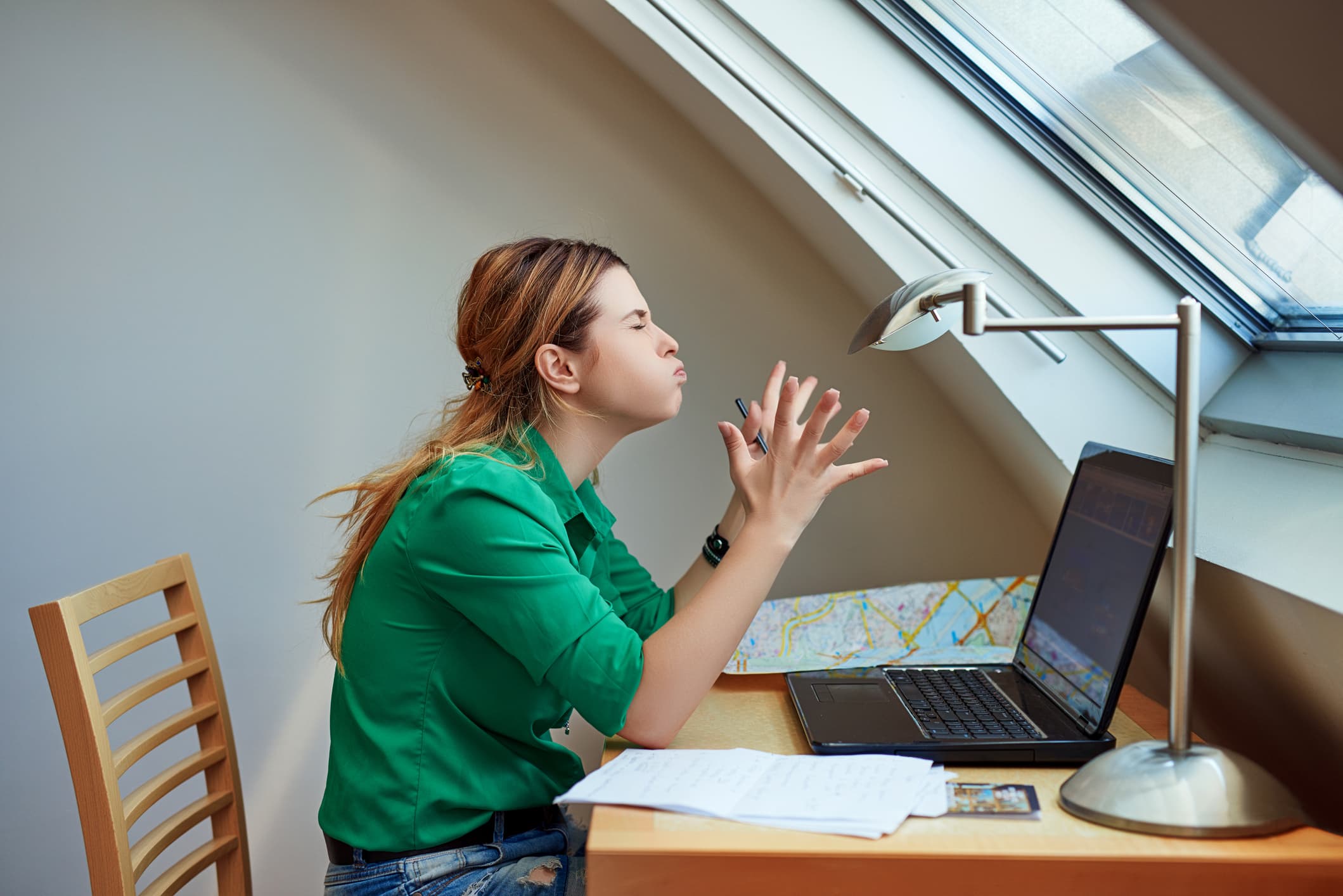 1. Psychology and etiquette experts suggest two effective ways to handle bothersome emails and messages at work.