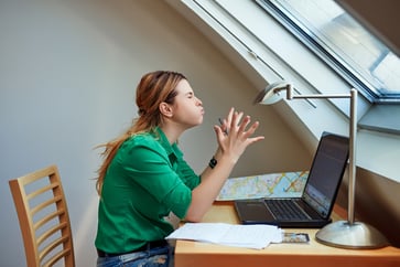 1. Psychology and etiquette experts suggest two effective ways to handle bothersome emails and messages at work.