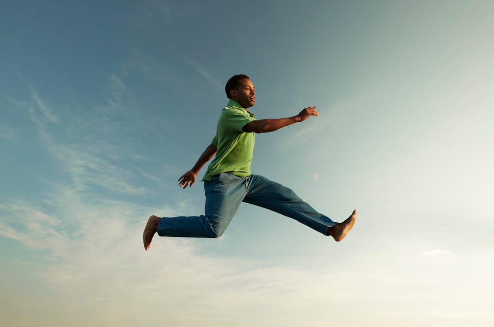 An expert shares five phrases that mentally strong individuals use to generate happiness during challenging times.