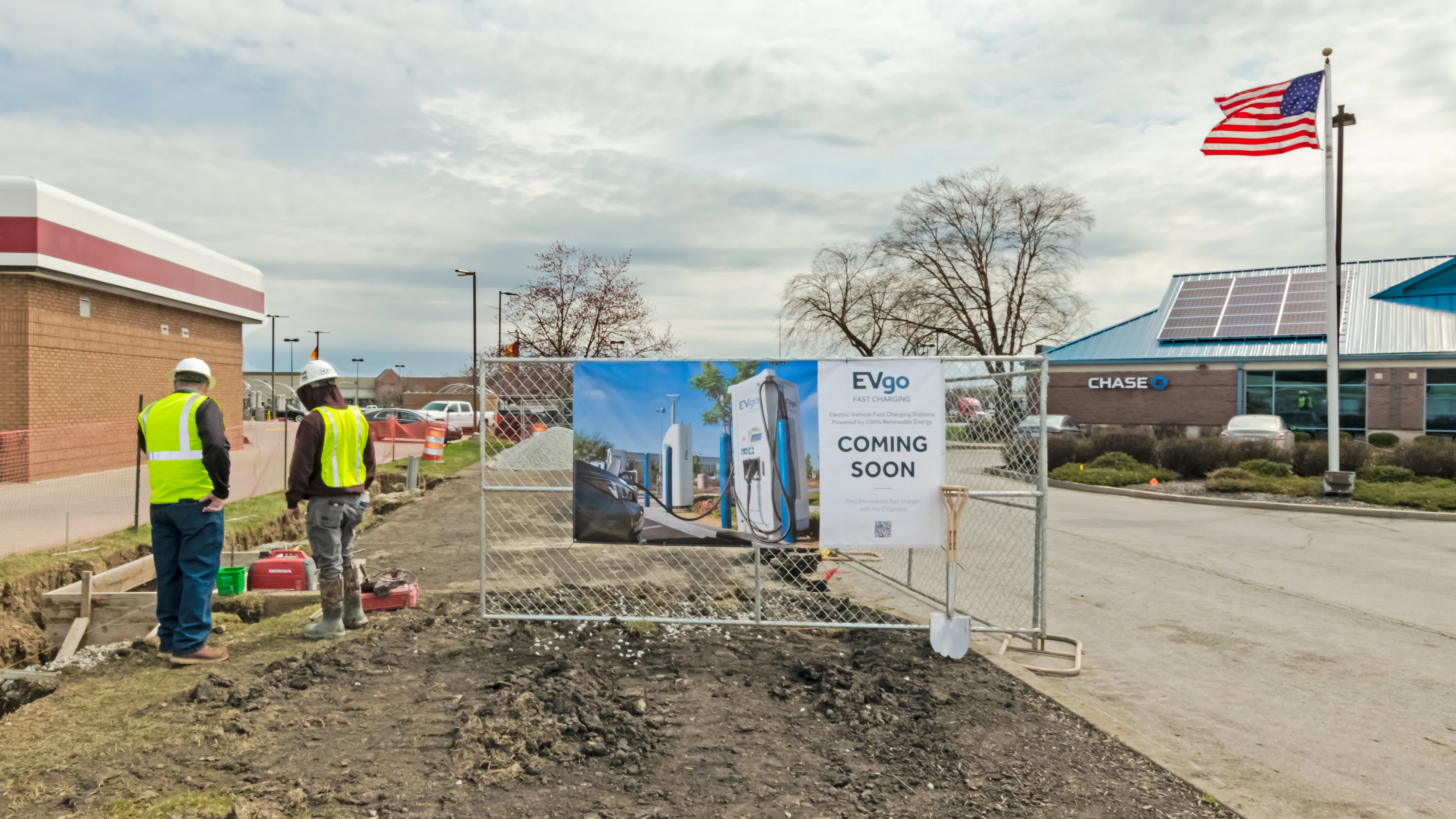 EVgo and Chase Bank collaborate to install electric vehicle charging stations at 50 US branches.