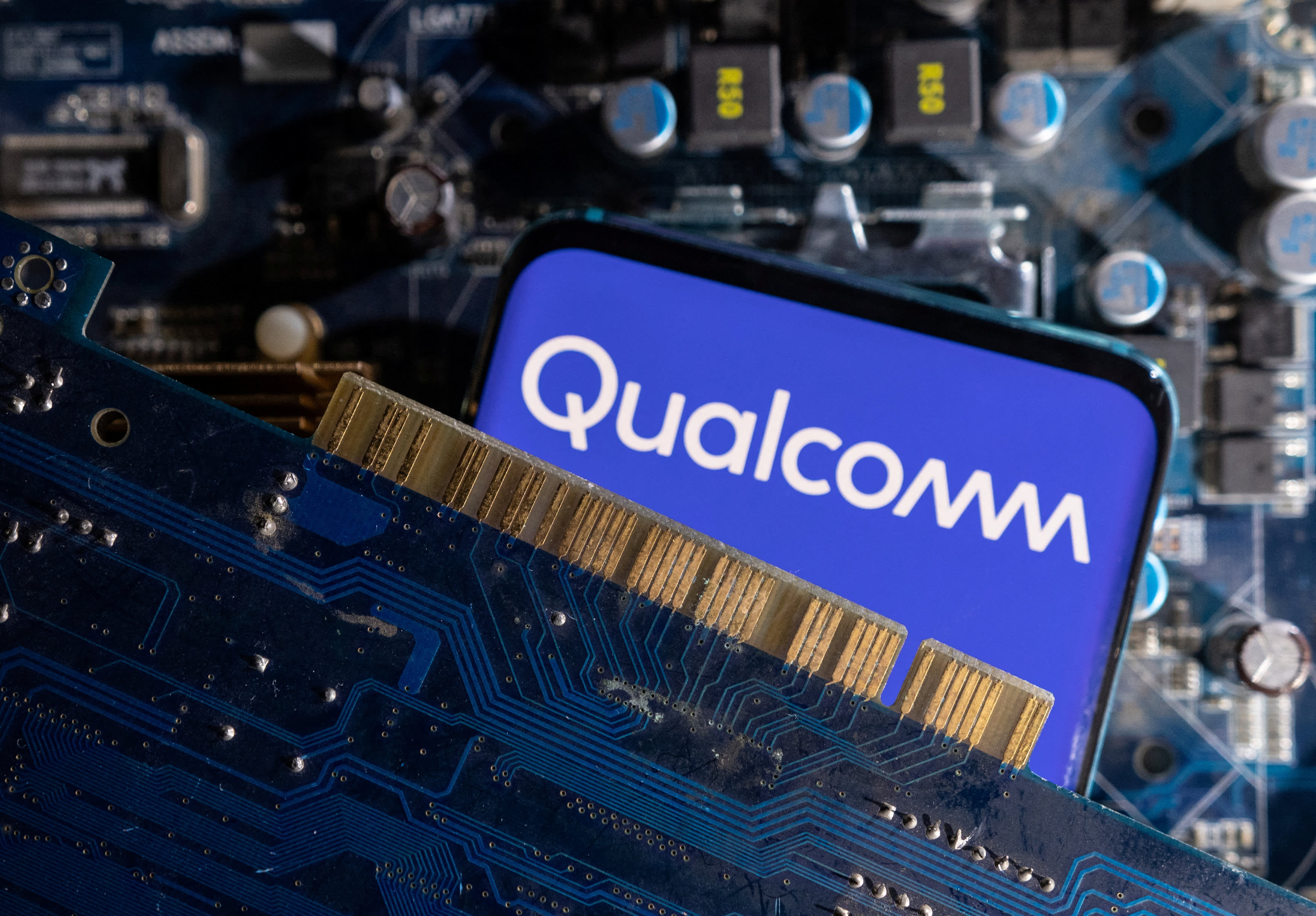 Qualcomm's shares decline 4.5% following news of Arm's potential to abandon a crucial license in an intensifying conflict.