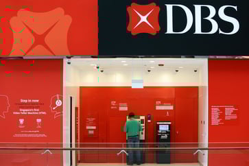 DBS reduces CEO's variable compensation by 30% following a series of digital upheavals.