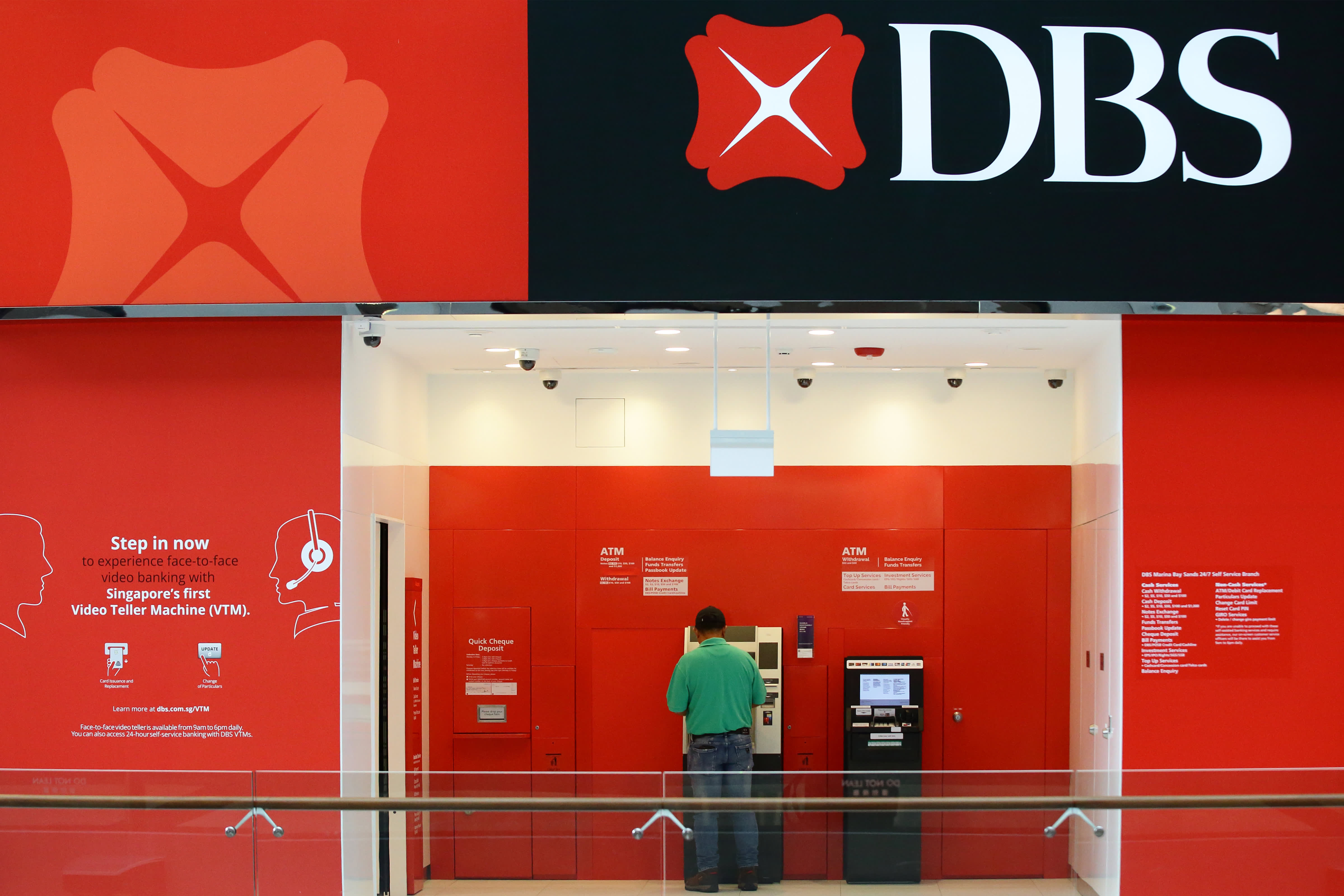DBS reduces CEO's variable compensation by 30% following a series of digital upheavals.