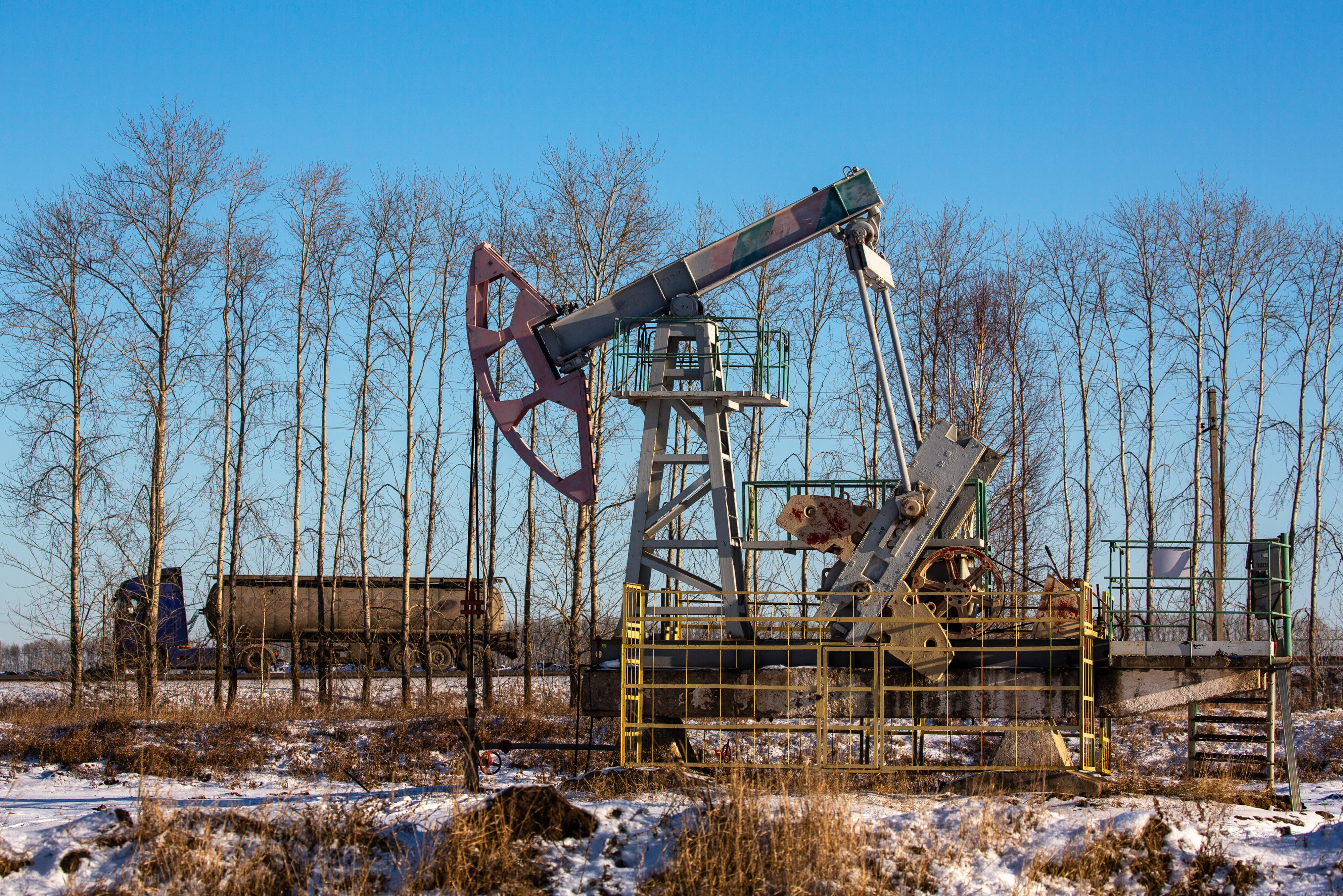 Traders' concerns about potential disruptions in Russia's energy sector cause oil prices to rise.