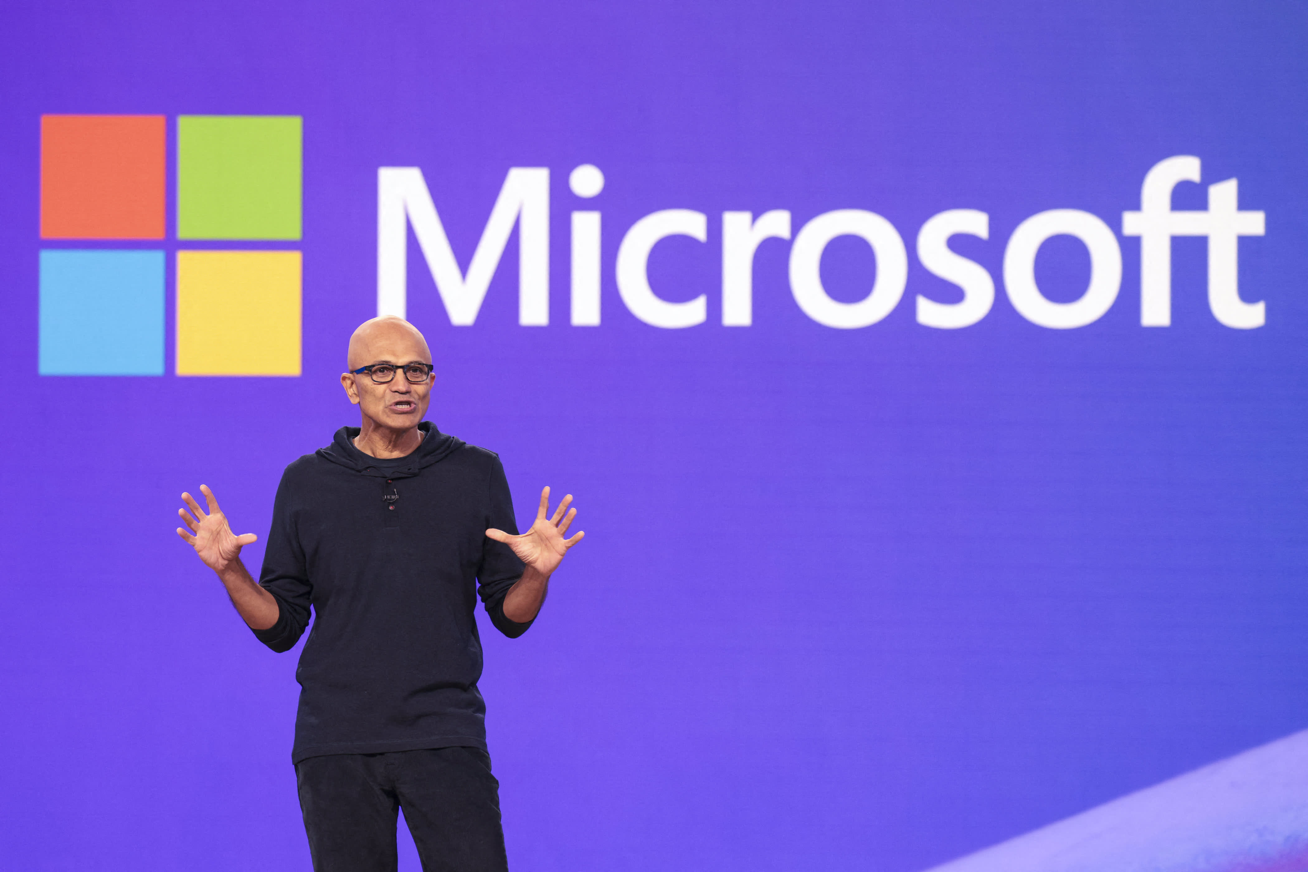 Microsoft postpones the release of its AI Recall tool due to security issues.