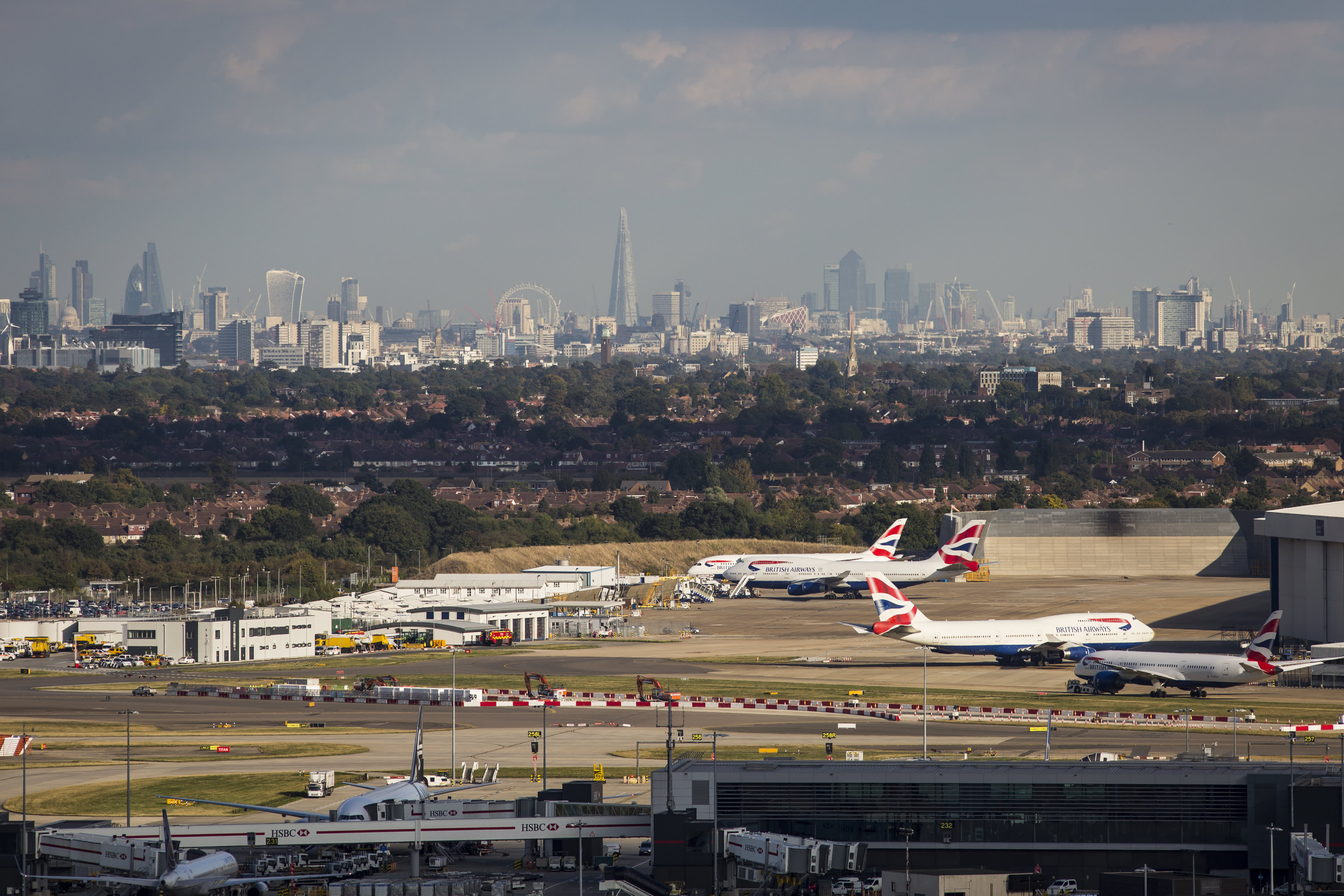 The final decision on the controversial third runway at Heathrow will be made by 2025, says the airport's boss.