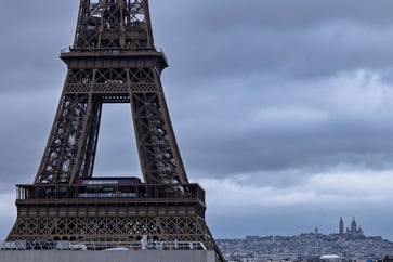 Barclays has issued a 'bond vigilante' warning, favoring Germany over France.