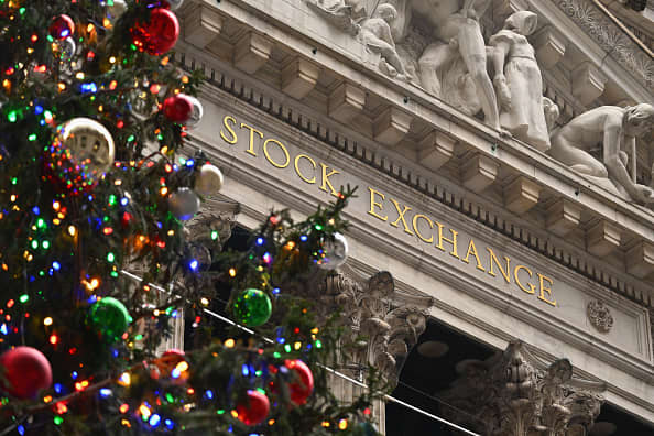 According to a CNBC survey, investor confidence in the Fed remains strong in 2024, leading to a rebound in bank stocks.