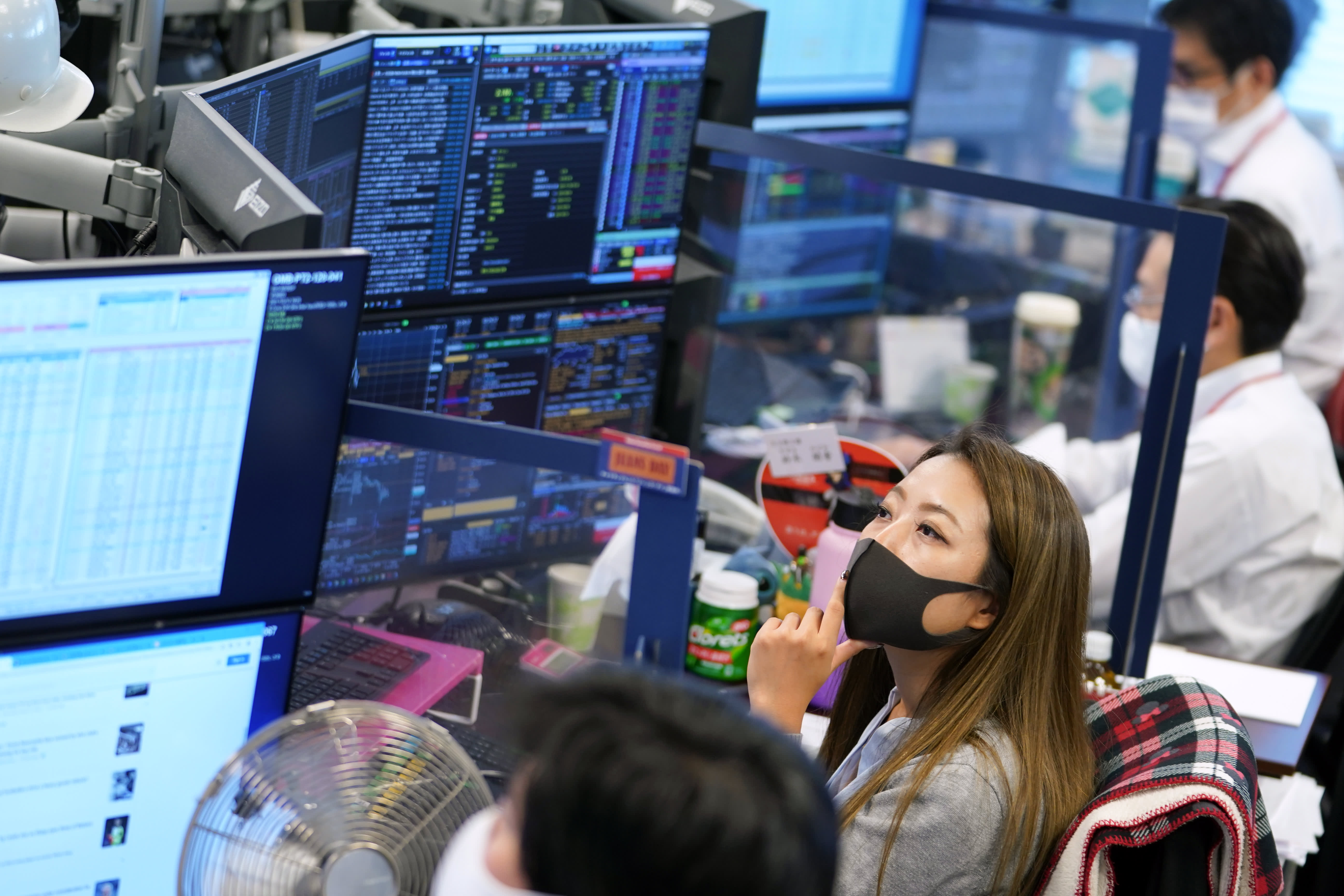 Asian markets decline, causing Hong Kong and Japanese stocks to fall following Wall Street's volatility.