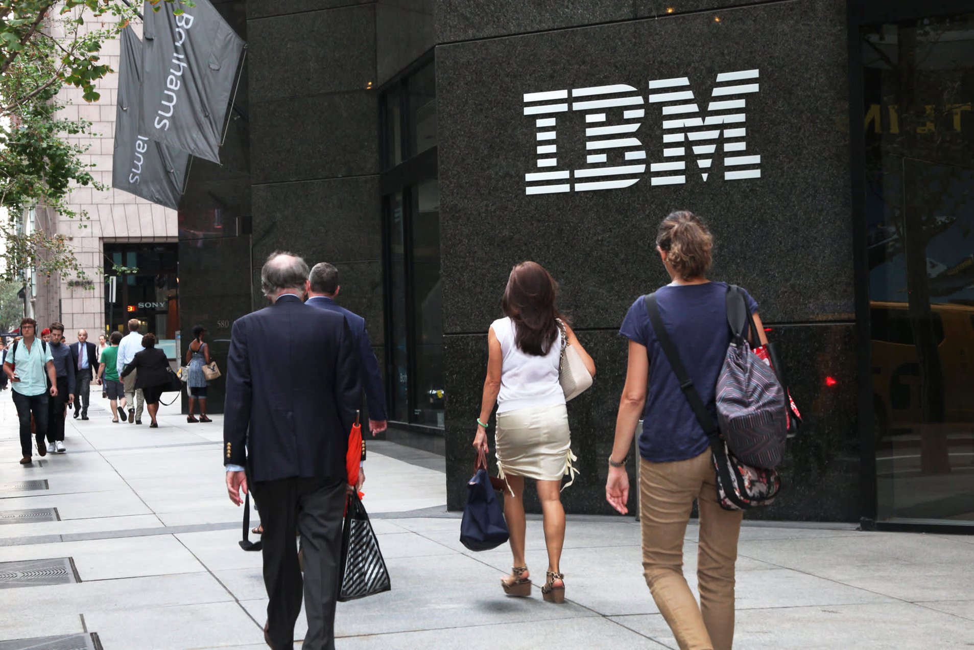 IBM to discontinue 401(k) matching, introducing a hybrid plan. Experts predict that other companies may struggle to implement a similar shift.