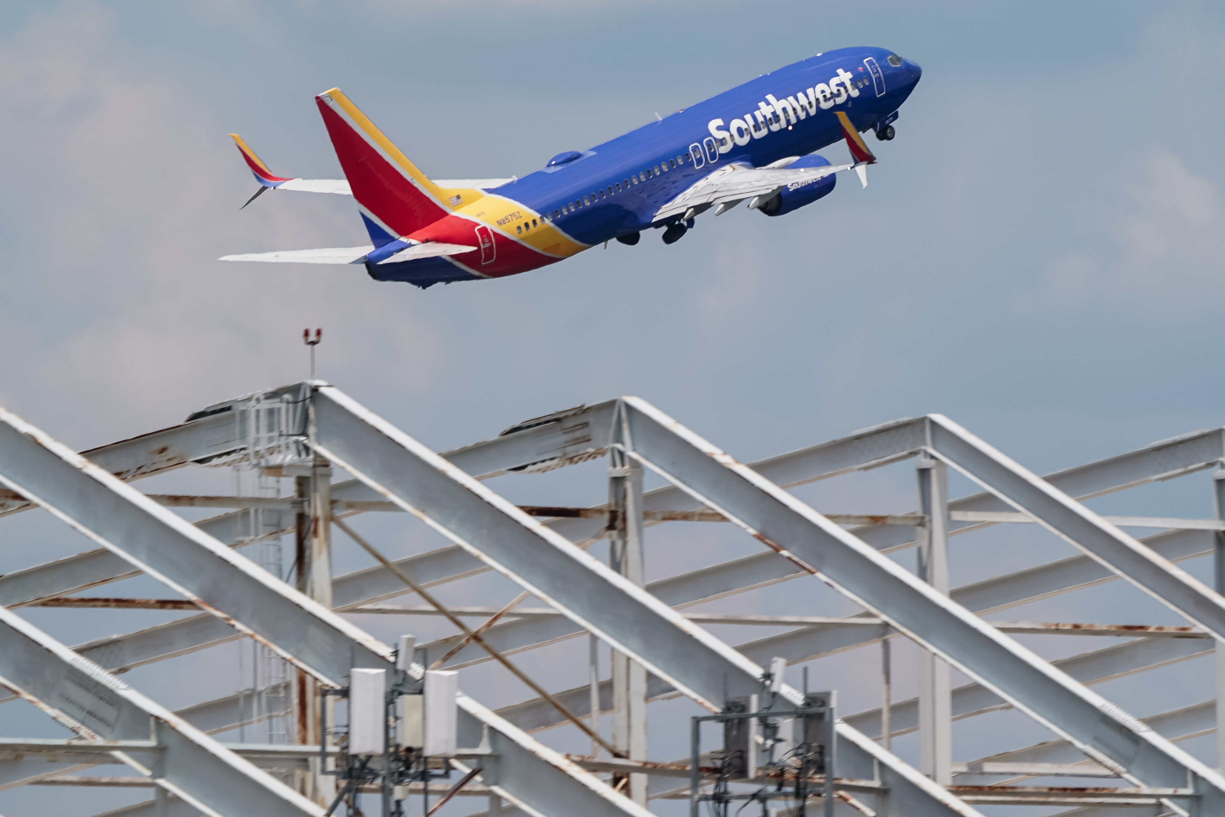 Southwest Airlines exceeds profit expectations and anticipates increased revenue in the fourth quarter.