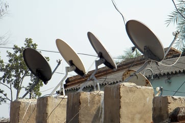 TV news segment about Ukraine becomes disordered when host misunderstands guests.