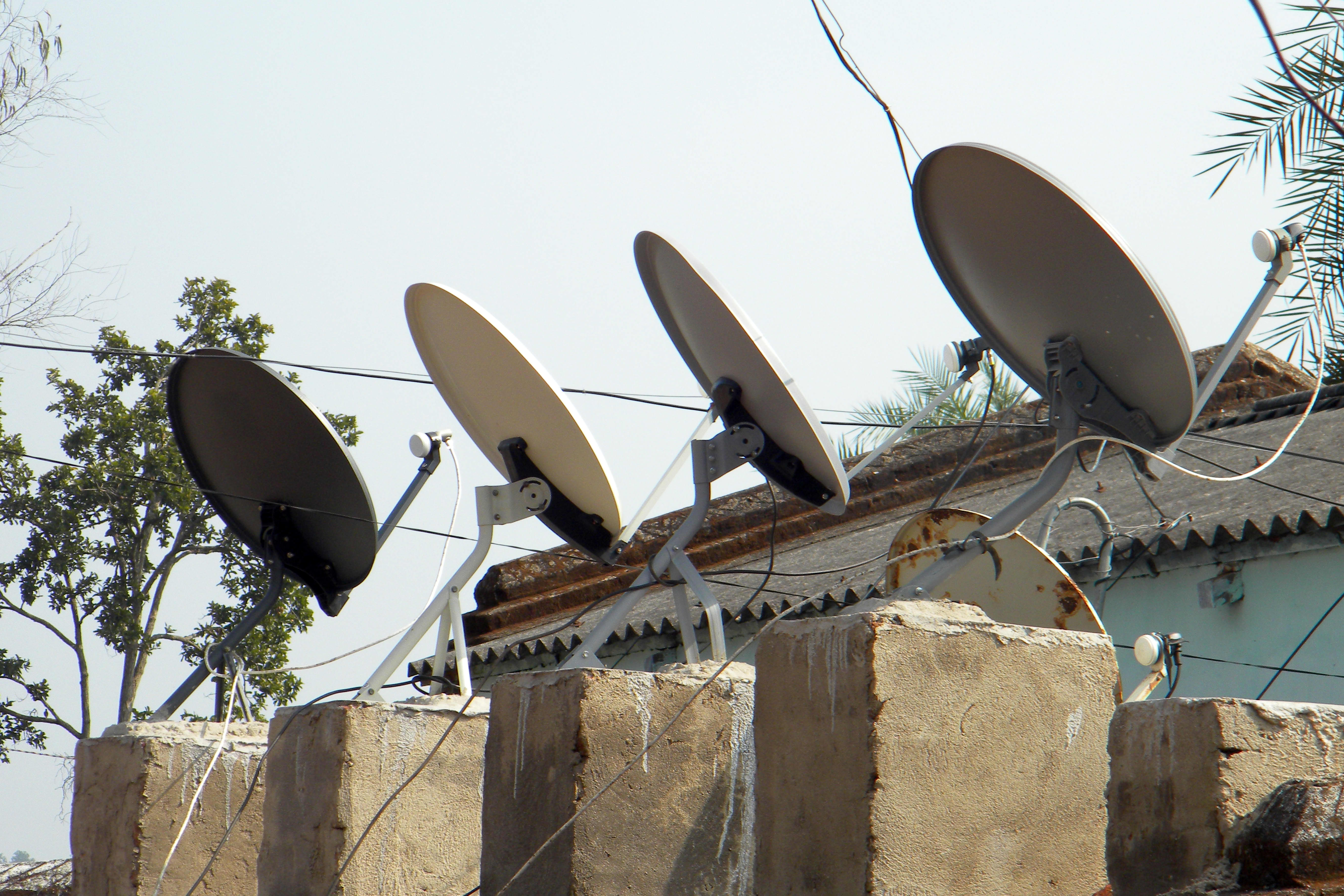 TV news segment about Ukraine becomes disordered when host misunderstands guests.