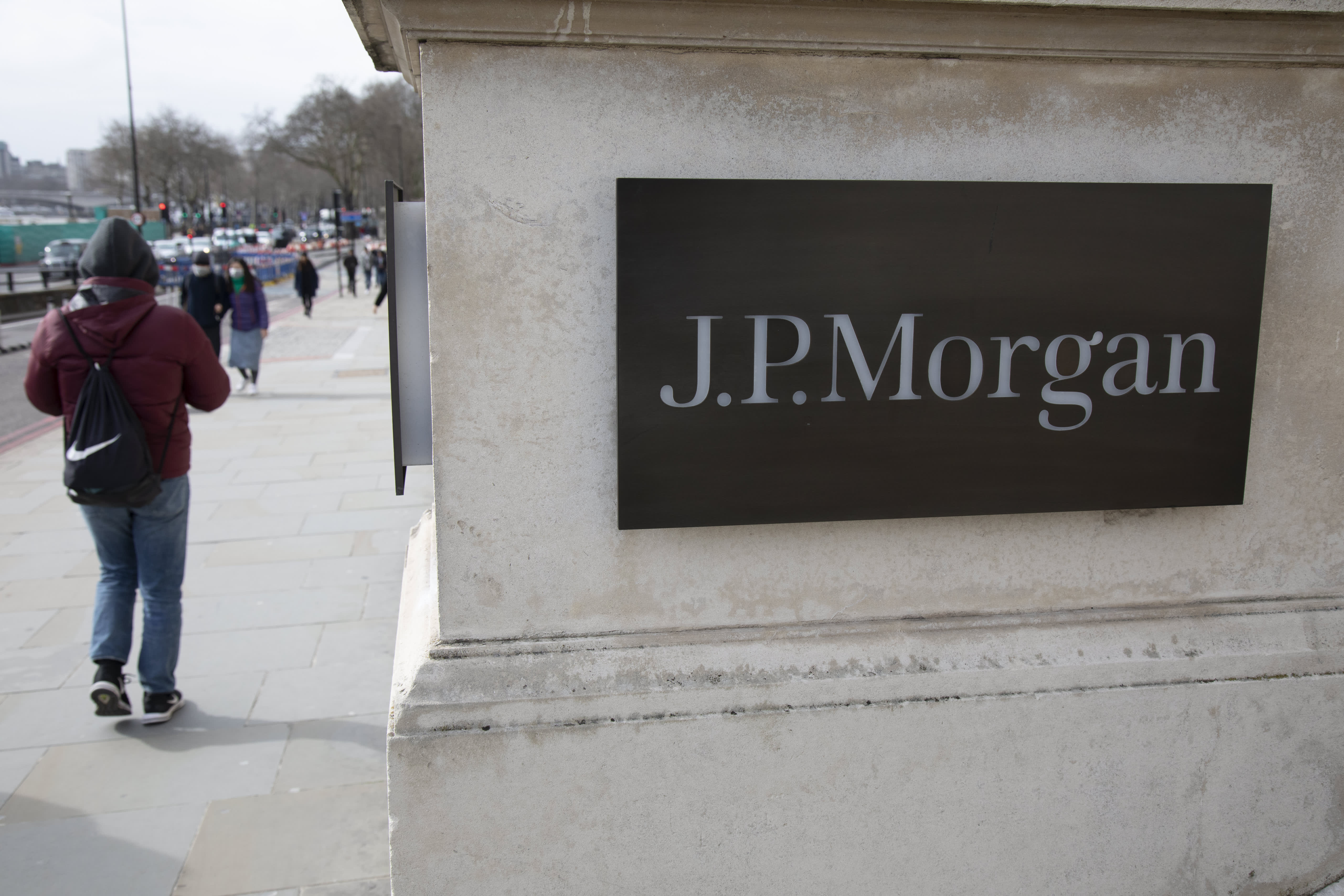 Jim Cramer suggests looking for resilient stocks to withstand the current market confusion.