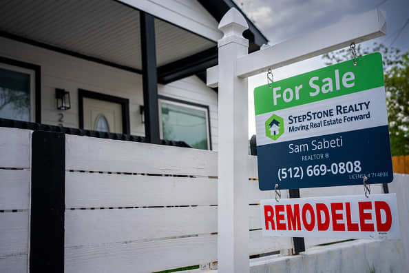 Even as interest rates reach their lowest point since March, mortgage demand remains unchanged.