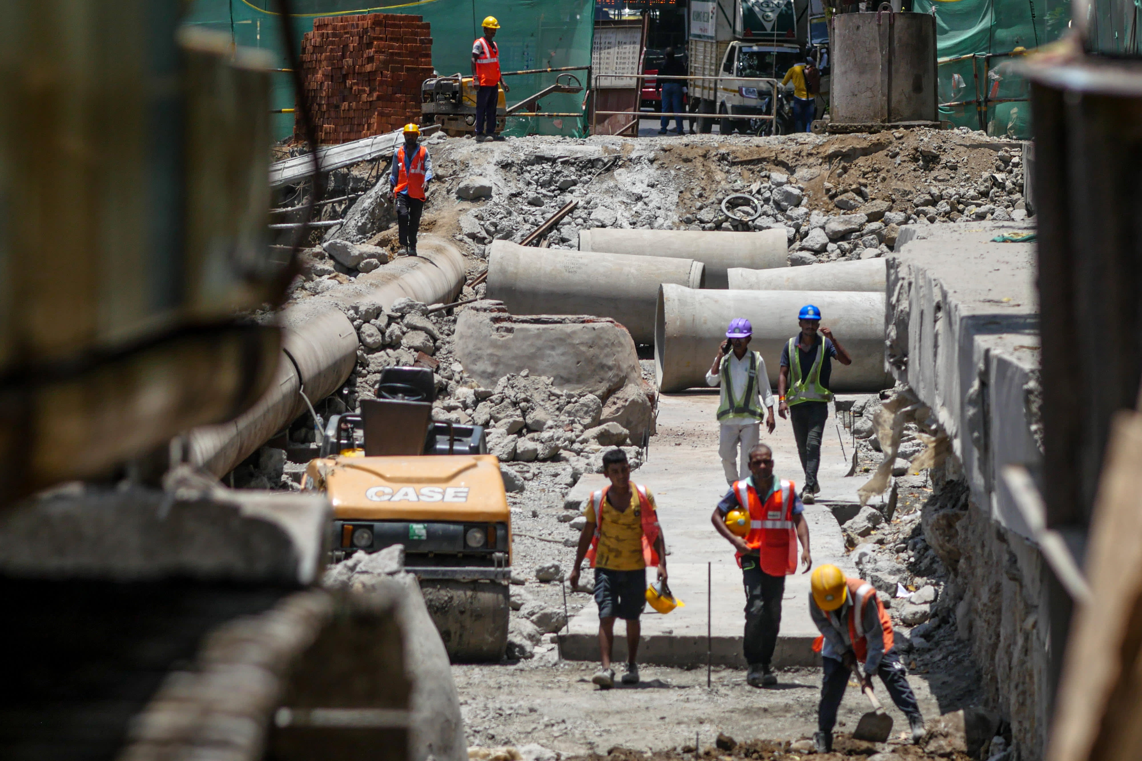 India's quarterly growth rate falls to a nearly two-year low, far below forecasts.