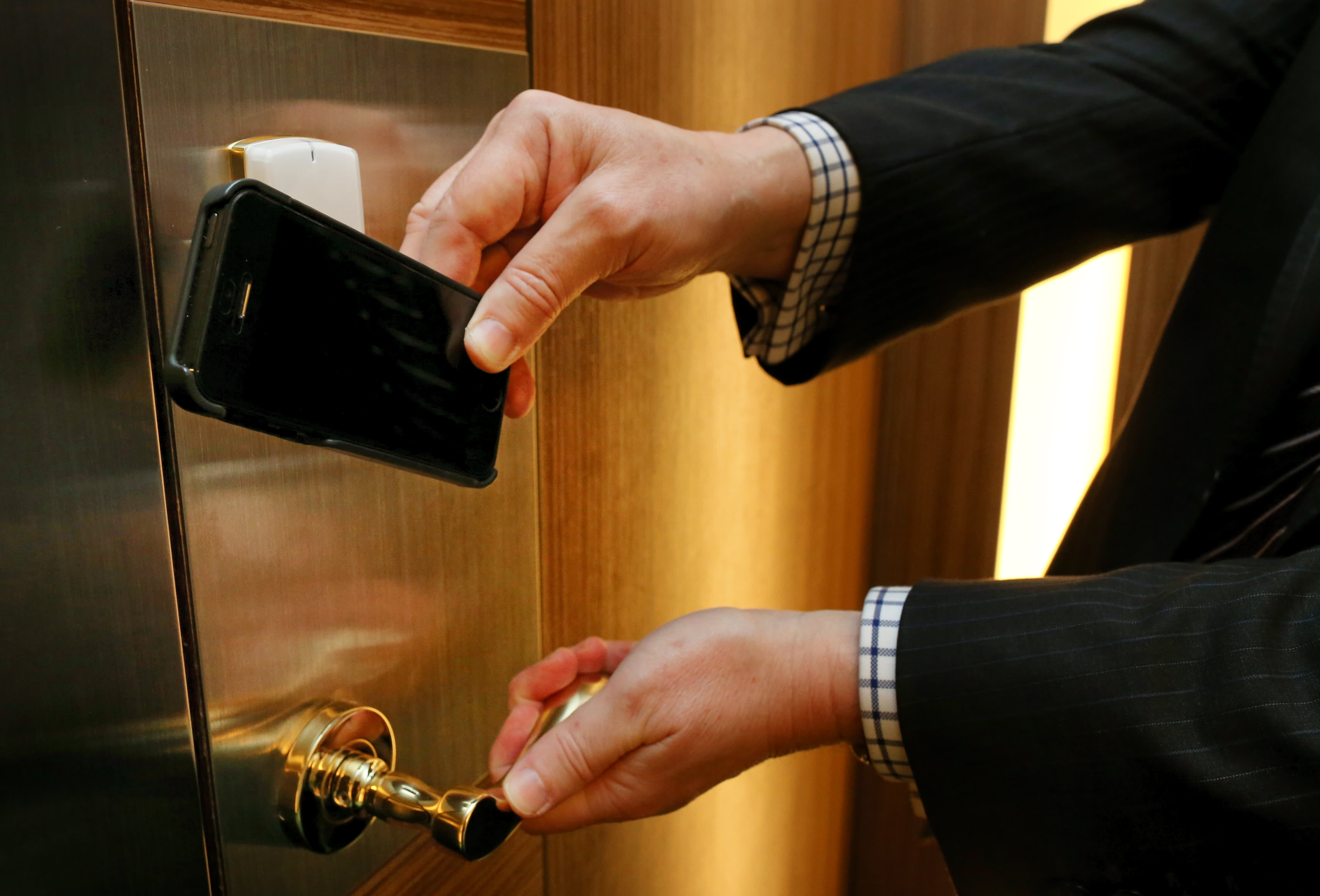 Apple and Google wallets aim to replace hotel room key cards.