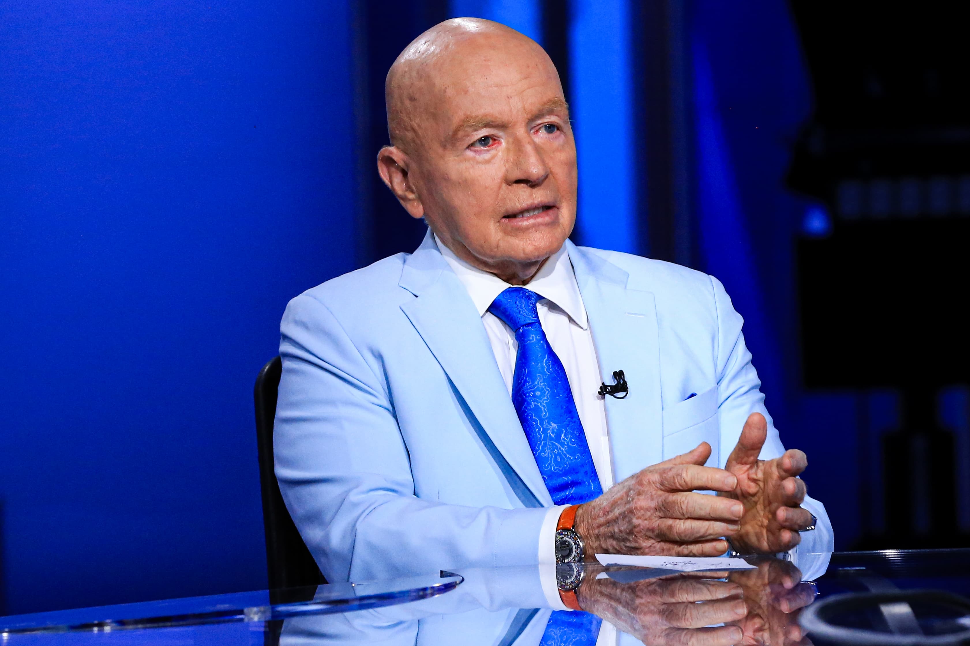 Mark Mobius remains confident in India's economic prospects, stating that he will maintain a bullish stance regardless of the election results.