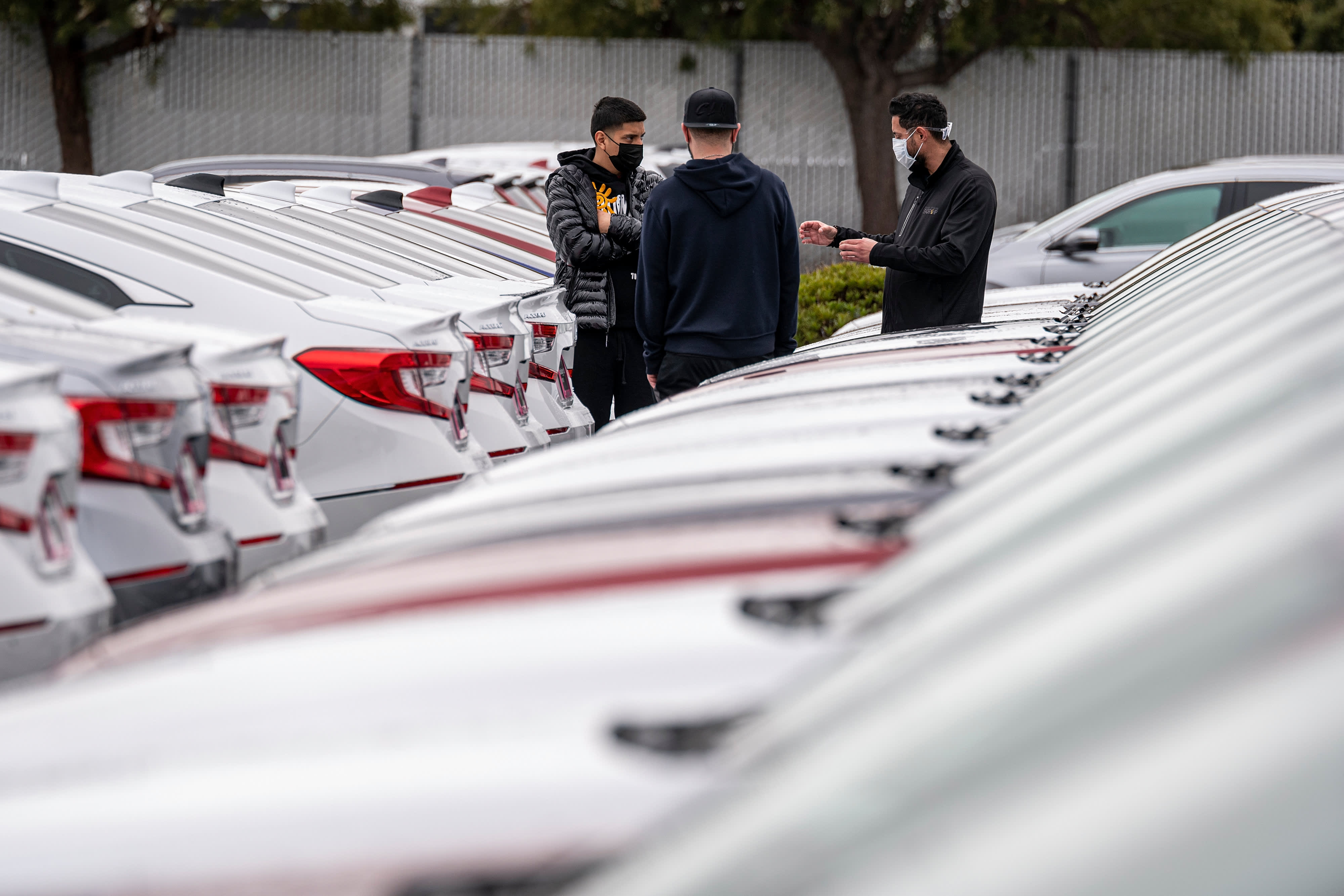 Despite a decline in demand for used cars compared to the previous year, prices remain unyielding.