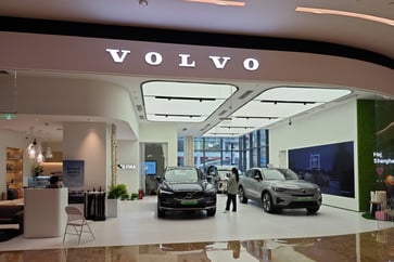 After abandoning its electric vehicle target, Volvo Cars reduces its profit margin and revenue goals.