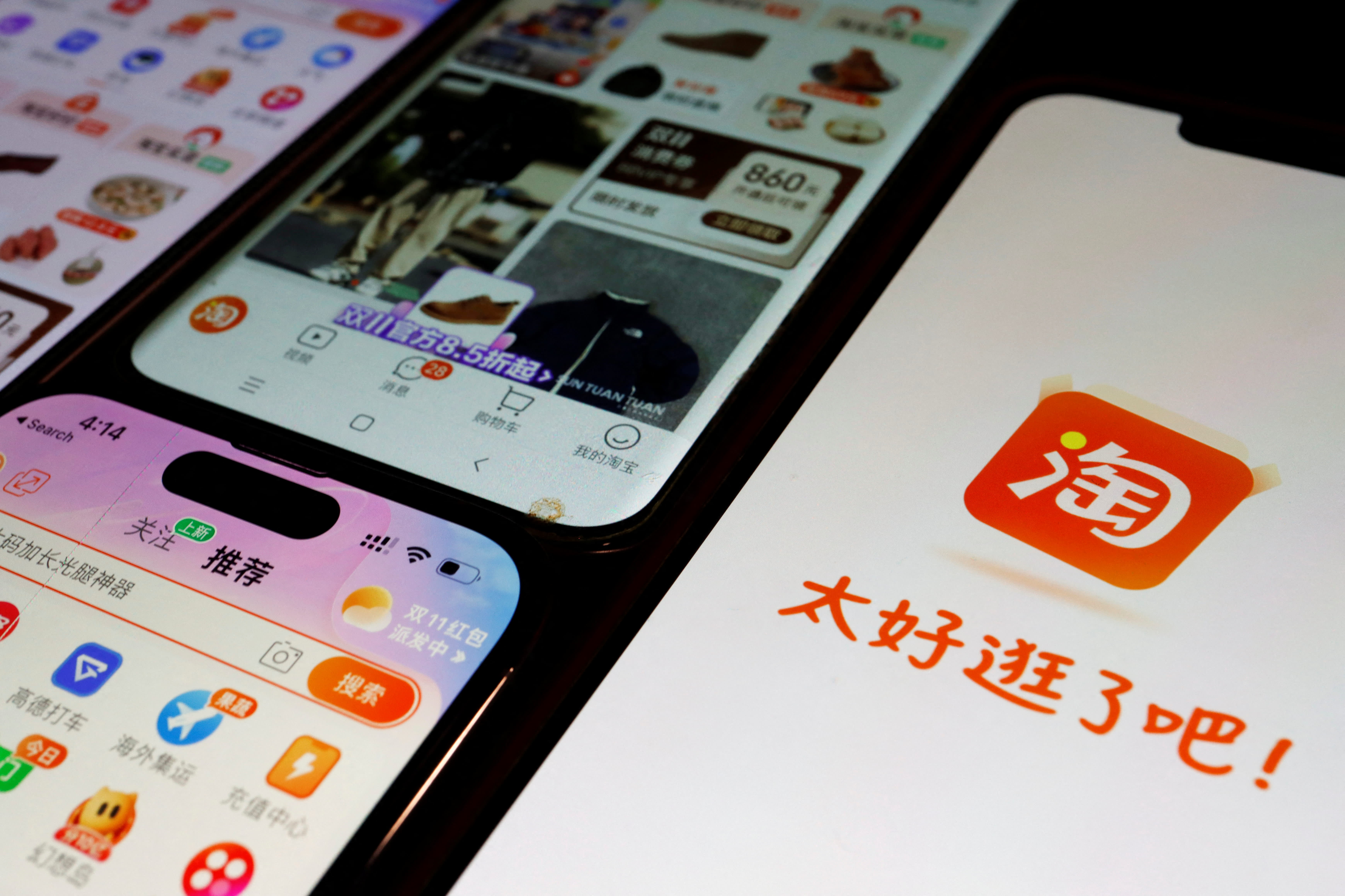 The Taobao shopping app, powered by AI, becomes the top-ranked app in Singapore's Apple App Store.