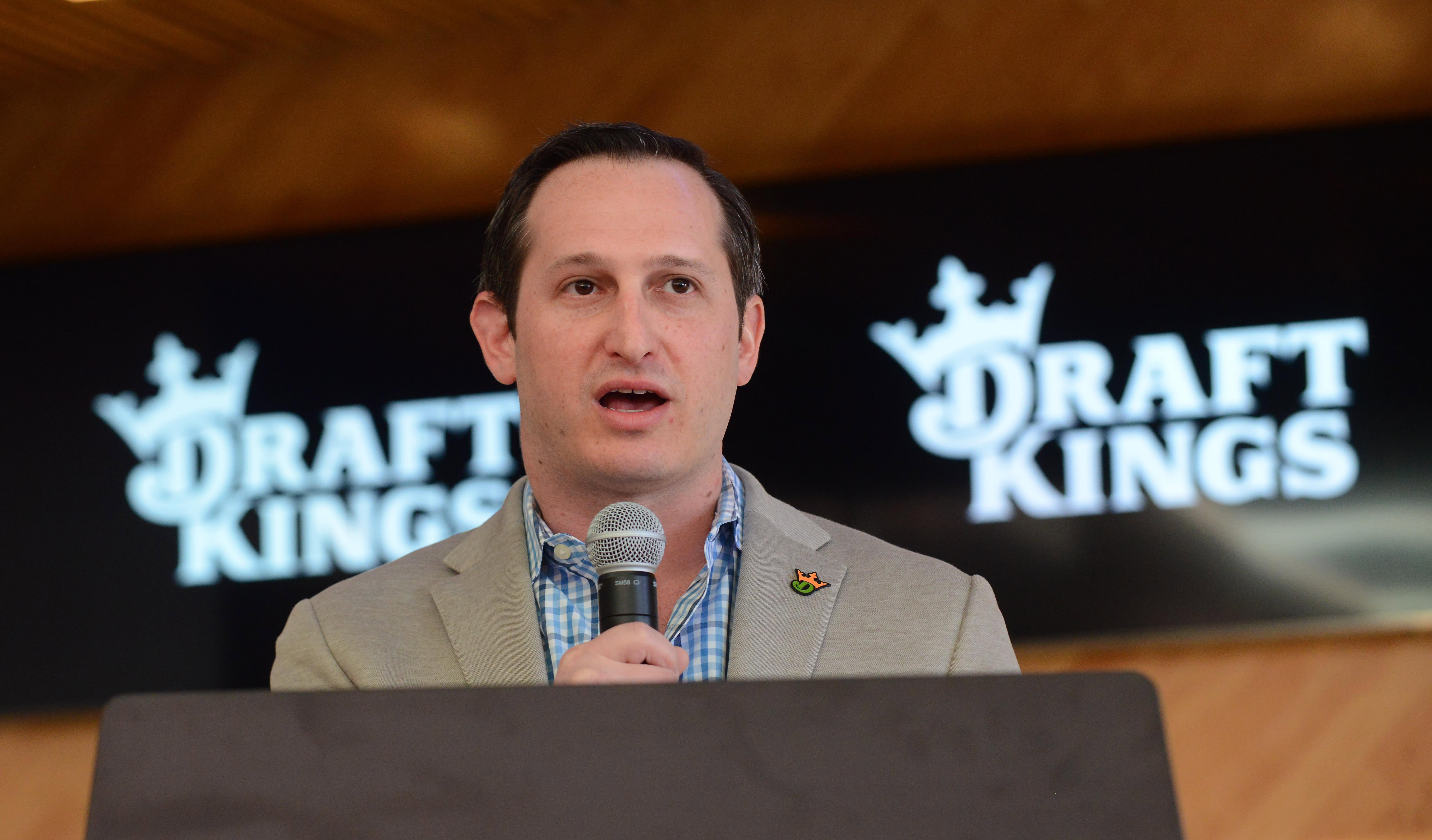 DraftKings' stock price drops 21% on 2022 outlook.