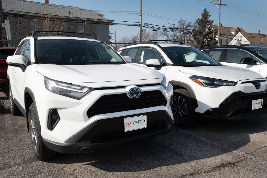 Top 10 new vehicle picks from Consumer Reports feature hybrids.