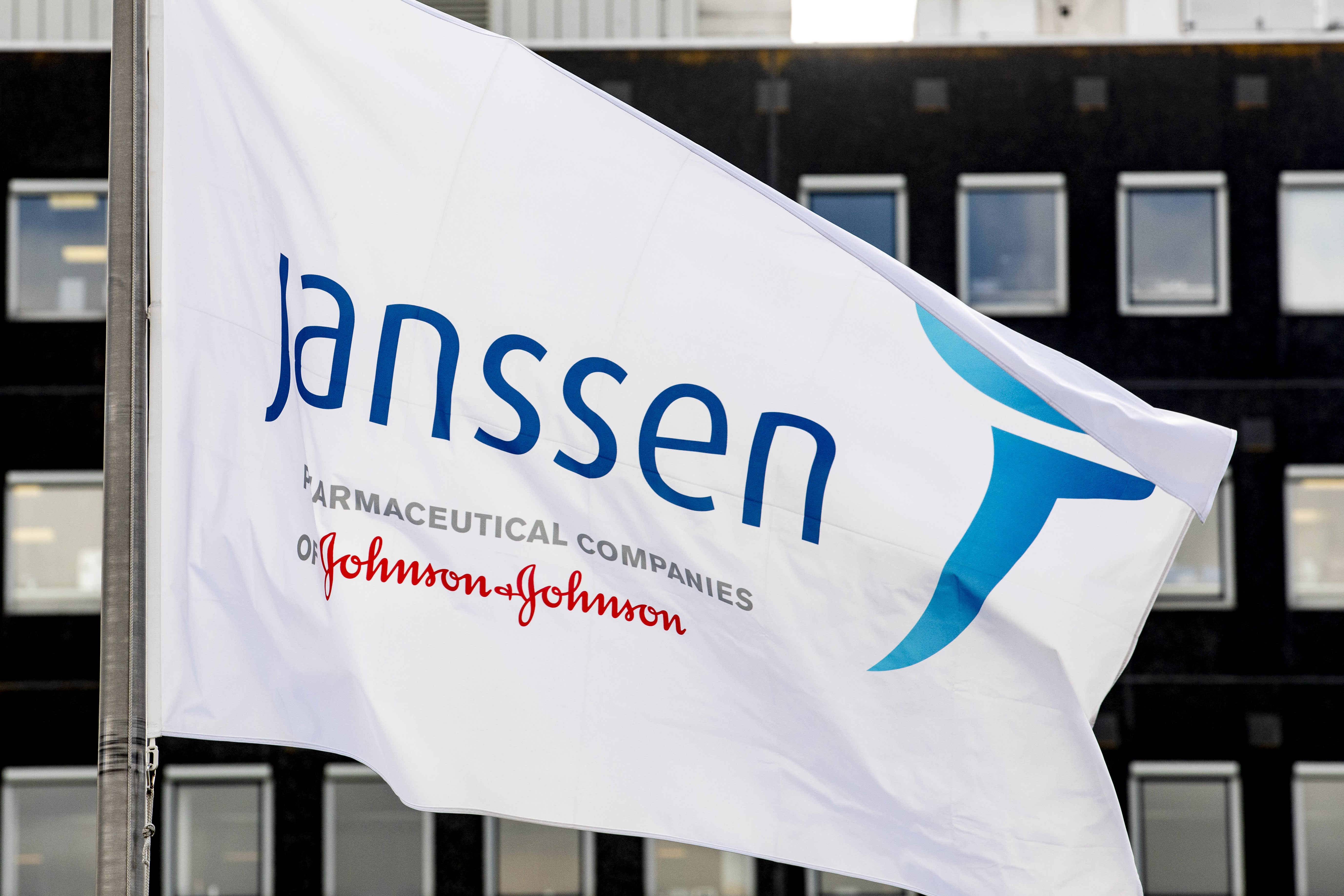 J&J declares that its combination of lung cancer drugs extends patients' lives.