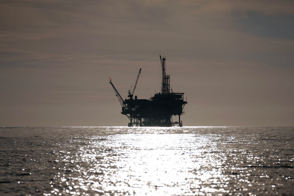 OPEC maintains demand and steady economic growth forecasts, resulting in little change in oil prices.
