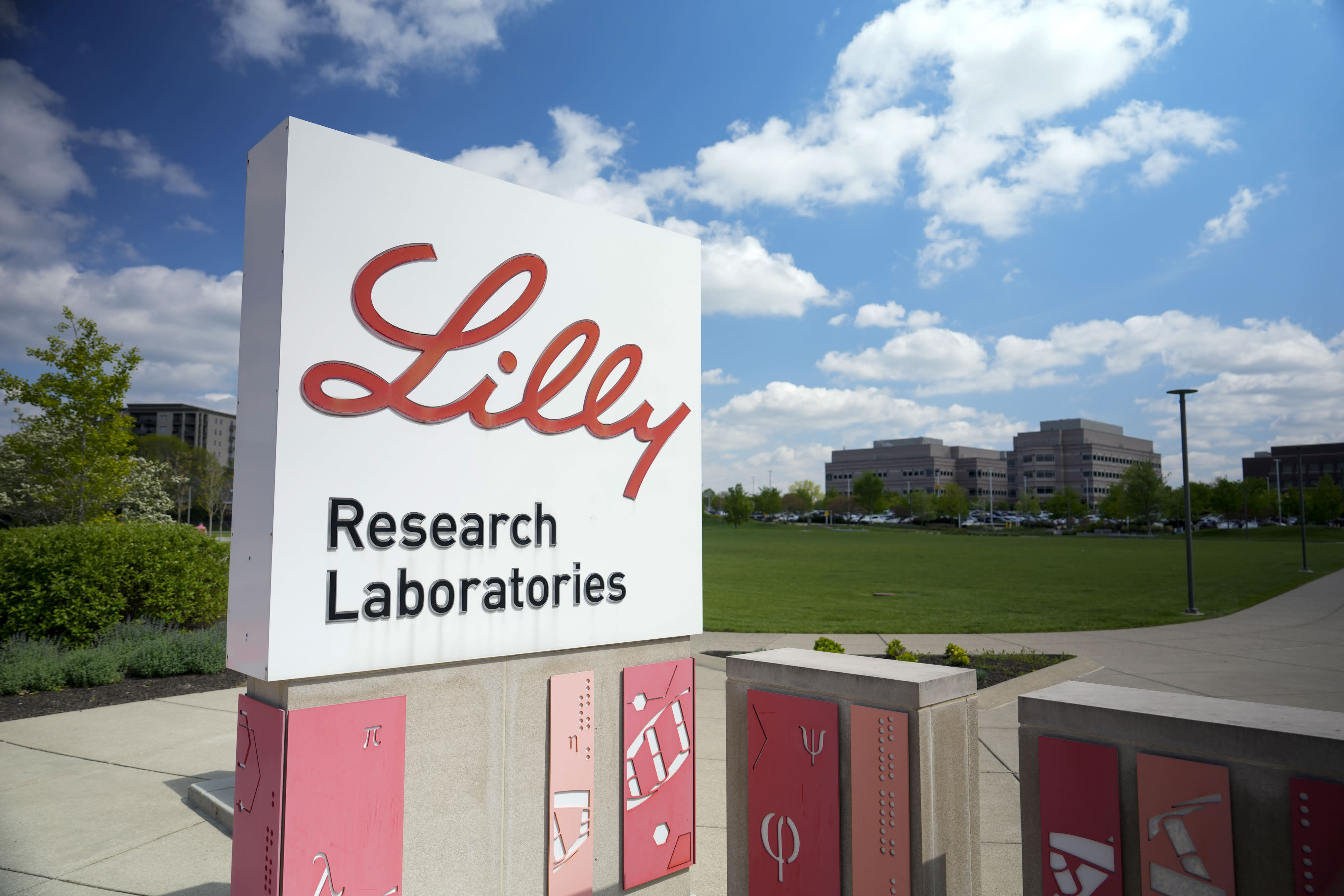 The FDA's advisory committee has recommended approval of Eli Lilly's Alzheimer's drug donanemab.