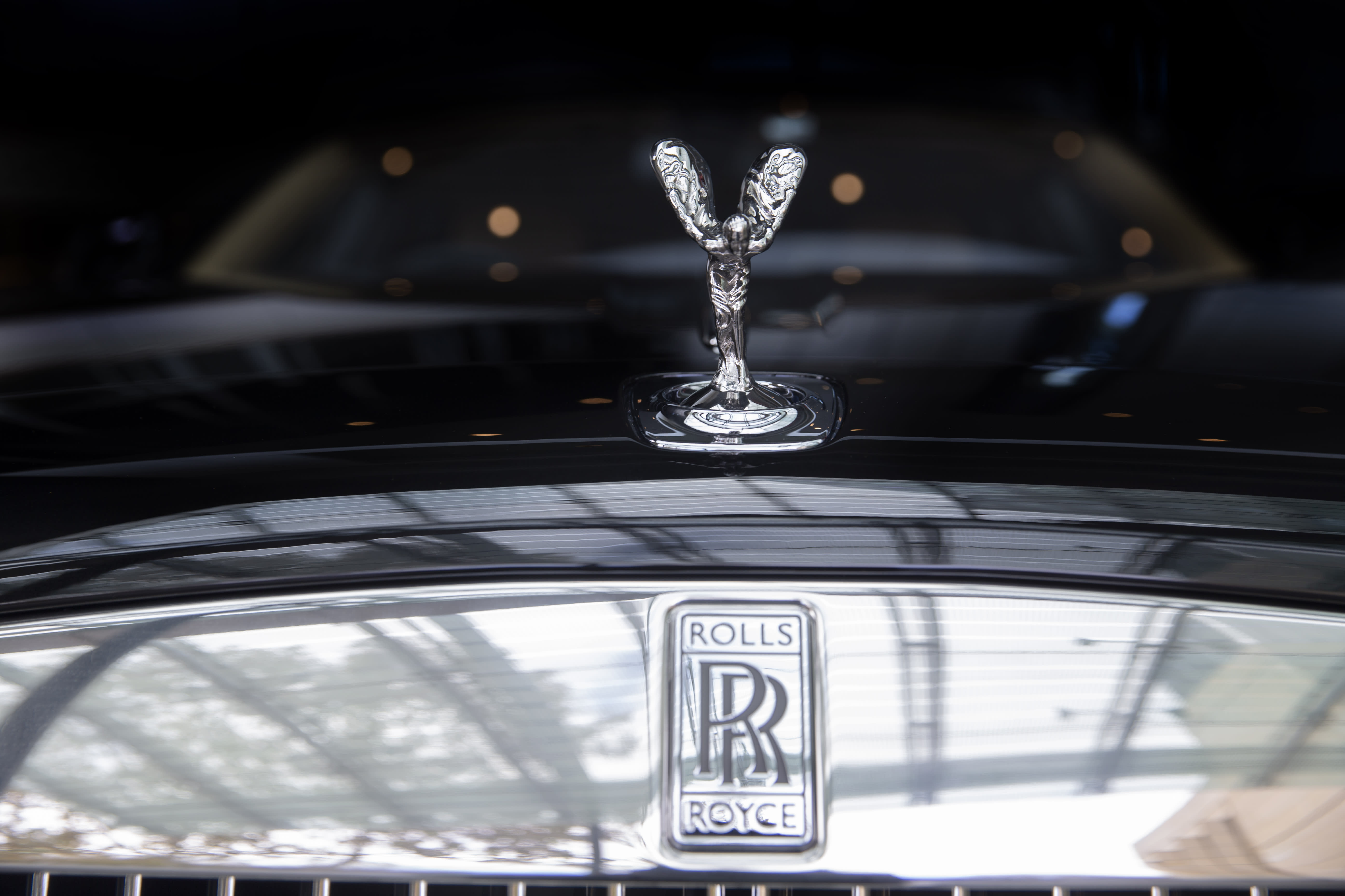 Rolls-Royce unveils a VIP showroom in NYC for its elite customers. Explore the interior.