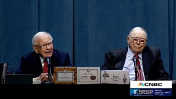 Charlie Munger's Life and Relationship with Warren Buffett: A CNBC Retrospective