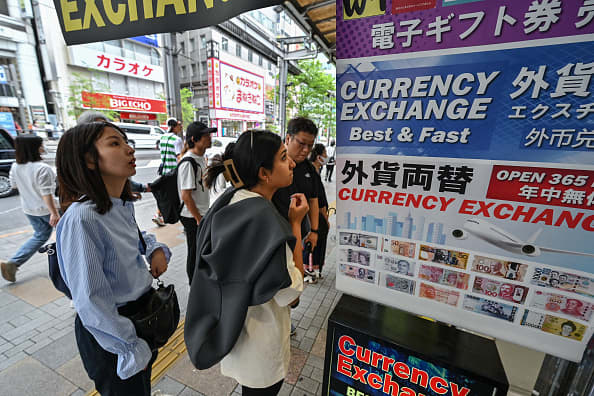 U.S. inflation data causes Japan's yen to increase, prompting traders to keep an eye on potential intervention.