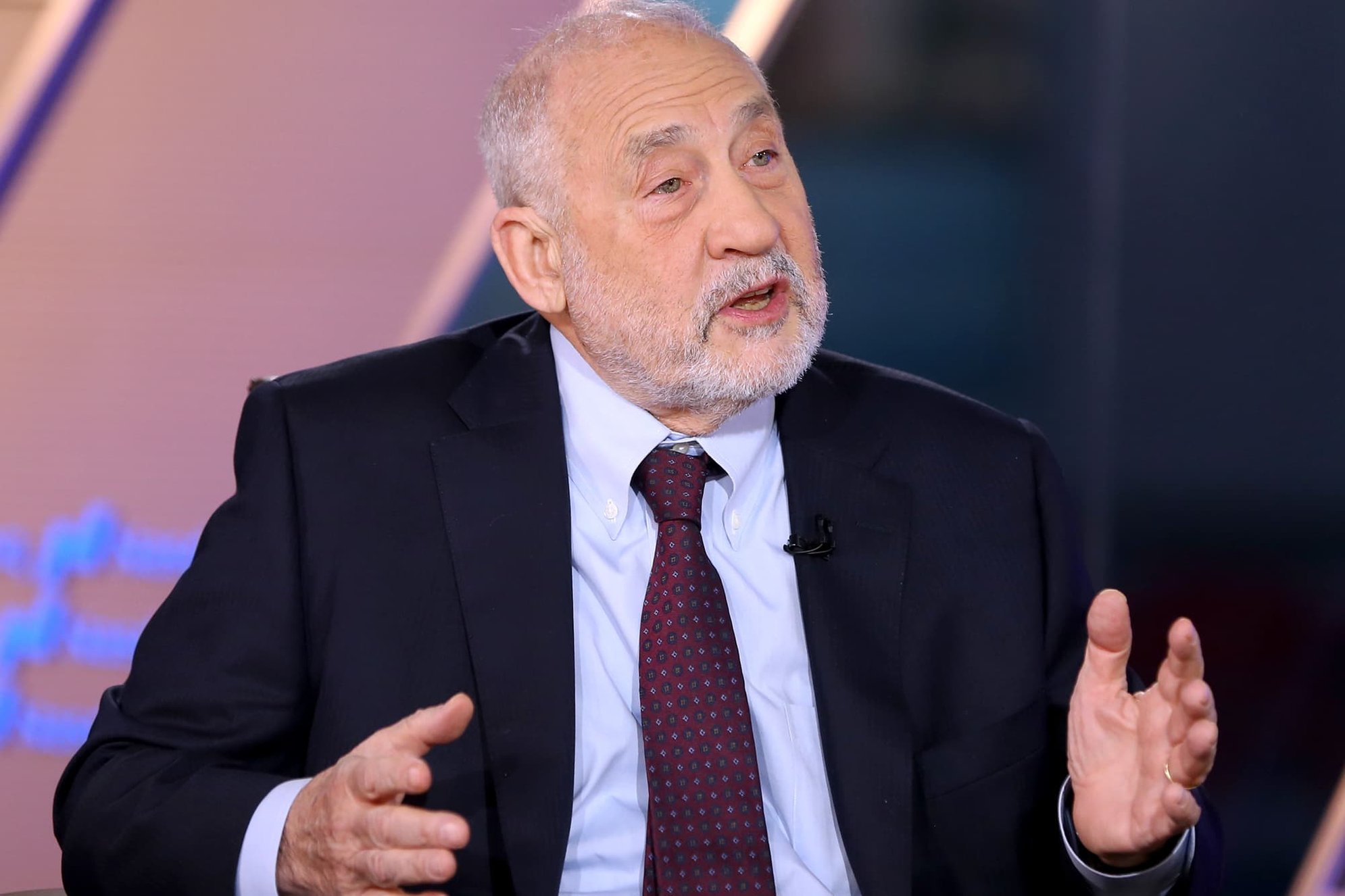 A group of sixteen Nobel Prize-winning economists predict that a second term for President Trump would lead to a resurgence of inflation.