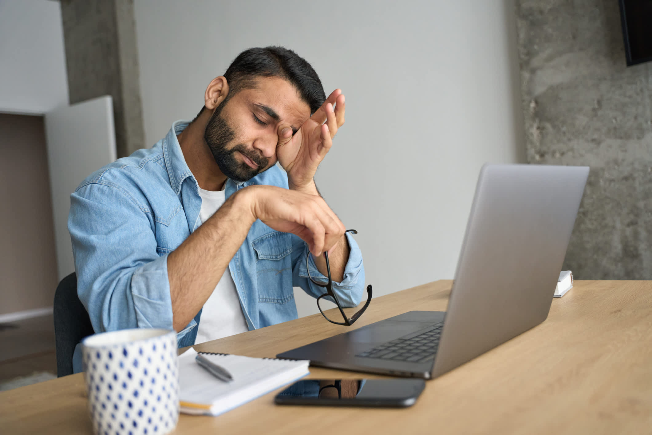 Reducing eye strain from prolonged screen time at work—4 effective methods