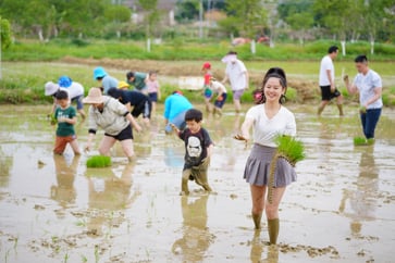 Young Chinese are leaving the city to retire in the countryside as China's unemployment crisis intensifies.