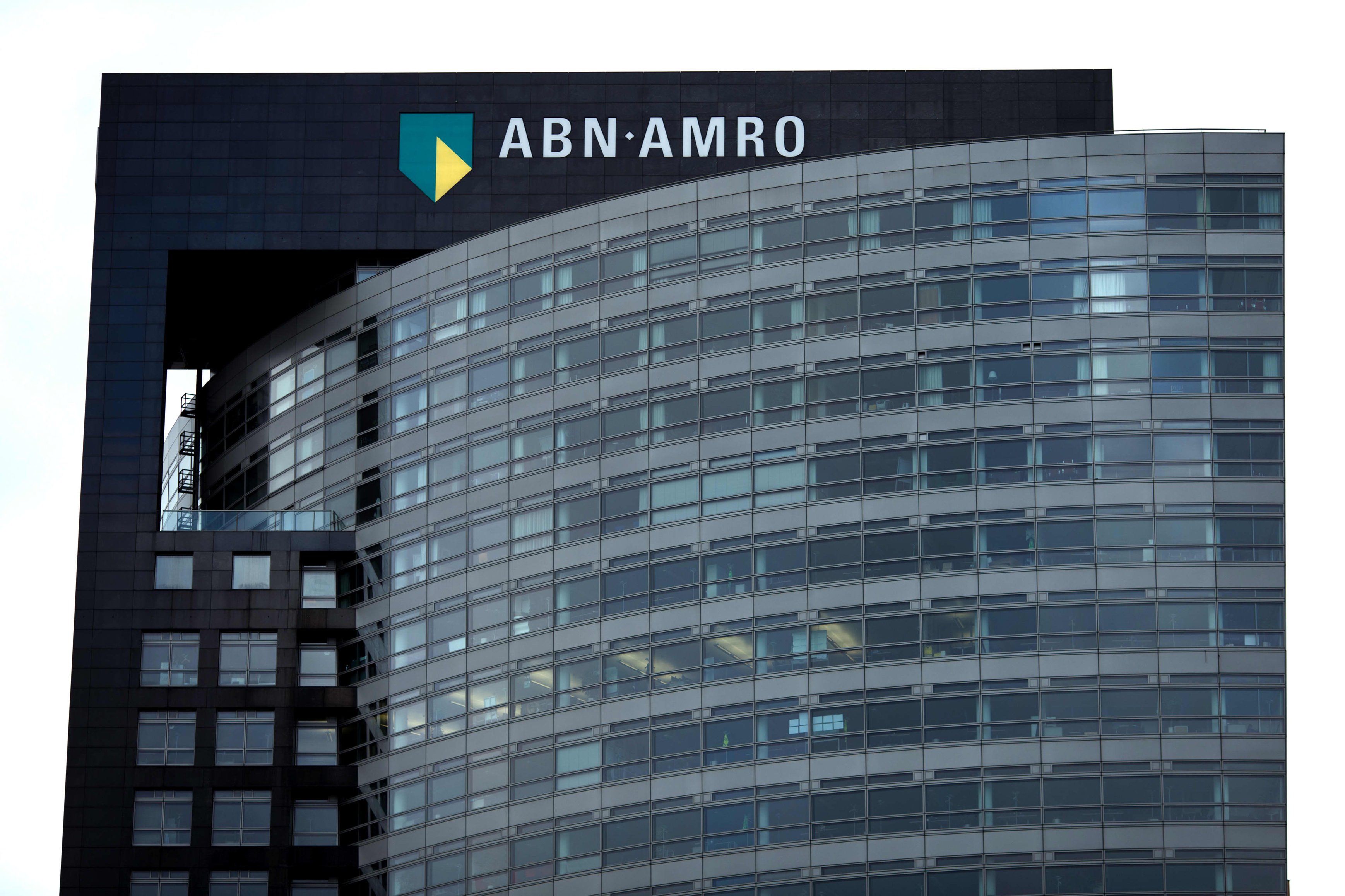 The Dutch government plans to decrease its ownership in ABN Amro by 25%.